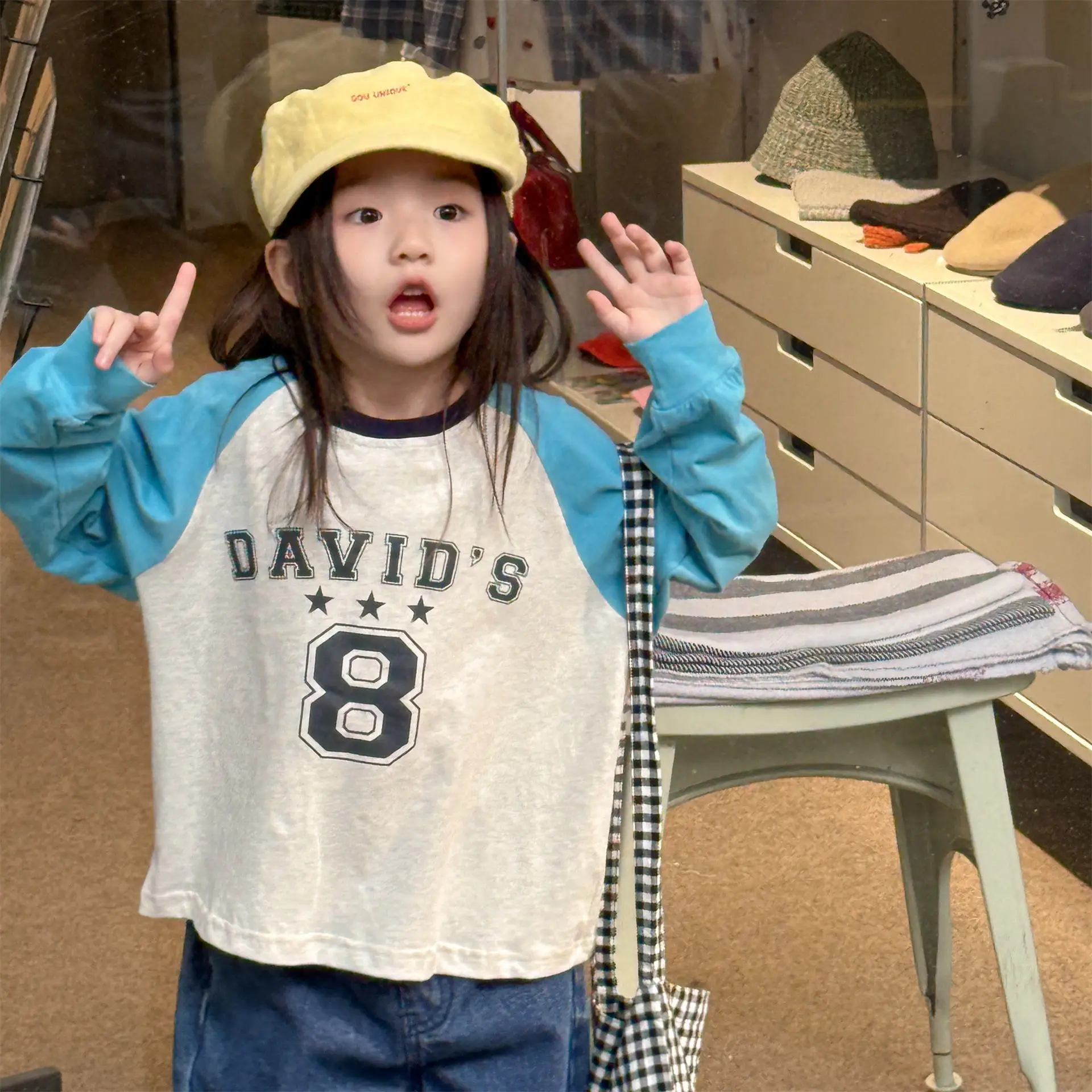 2025 Korean Retro Kids Graphic Tee Sporty Style Toddler Color Block Long Sleeve Shirt for Girls 1-7Y Unisex Spring Autumn Top
2025 Korean Retro Kids Graphic Tee Sporty Style Toddler Color Block Long Sleeve Shirt for Girls 1-7Y Unisex Spring Autumn Top