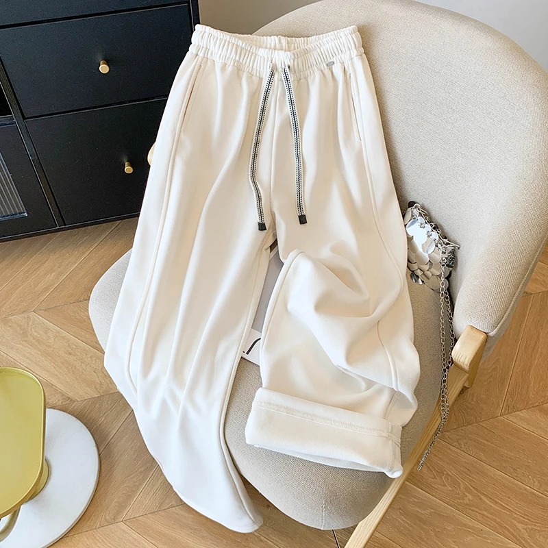 Толстые и эластичные тонкие повседневные спортивные широкие брюки с высокой талией для женщин осенью и зимой 2025, с ощущением драпировки и
Толстые и эластичные тонкие повседневные спортивные широкие брюки с высокой талией для женщин осенью и зимой 2025, с ощущением драпировки и