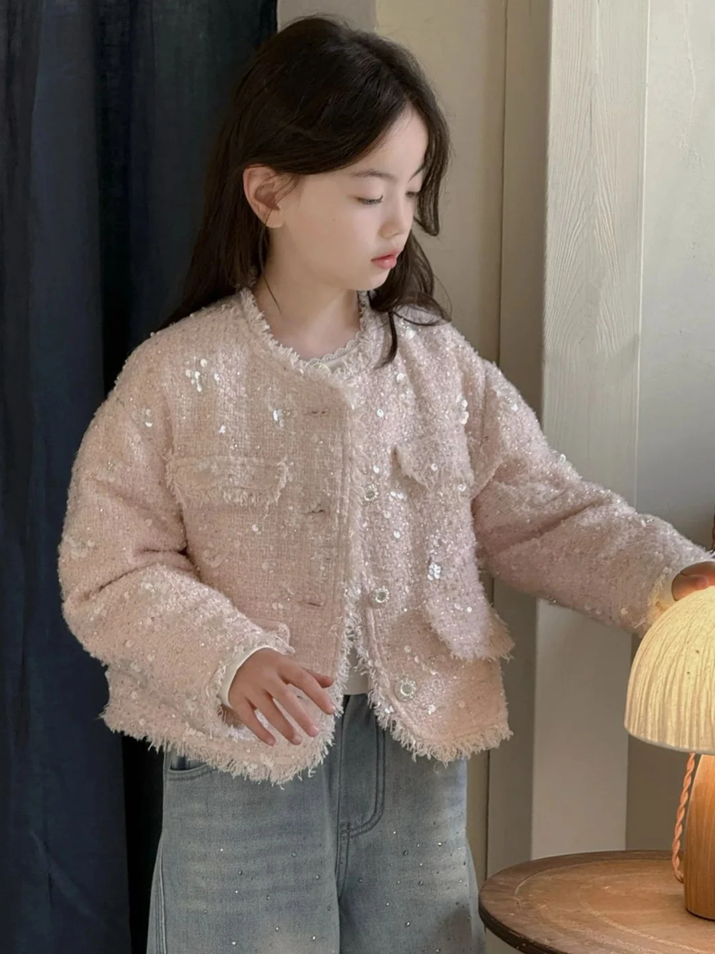 Girls' Short Pink Outerwear Luxury Style Spring Autumn Jacket for Children Kids' Fashionable Top with Sequin Detail Straight Hem
Girls' Short Pink Outerwear Luxury Style Spring Autumn Jacket for Children Kids' Fashionable Top with Sequin Detail Straight Hem