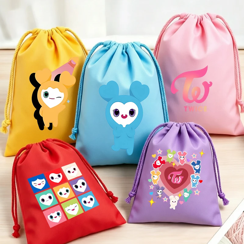 Kpop Idol TWICE Drawstring Bags Anime Makeup Candy Storage Bag Fashion Convenient Bundle Pockets FANS Gifts bag Collection
Kpop Idol TWICE Drawstring Bags Anime Makeup Candy Storage Bag Fashion Convenient Bundle Pockets FANS Gifts bag Collection
