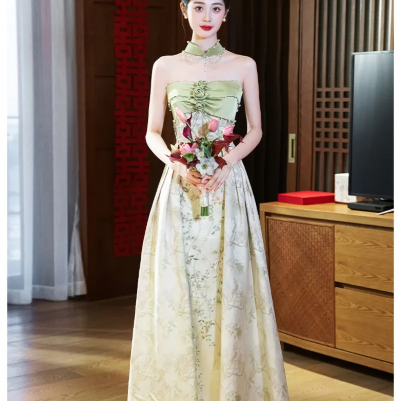 Новое легкое роскошное платье с открытыми плечами в китайском стиле для тостов модно. 
Новое легкое роскошное платье с открытыми плечами в китайском стиле для тостов модно.