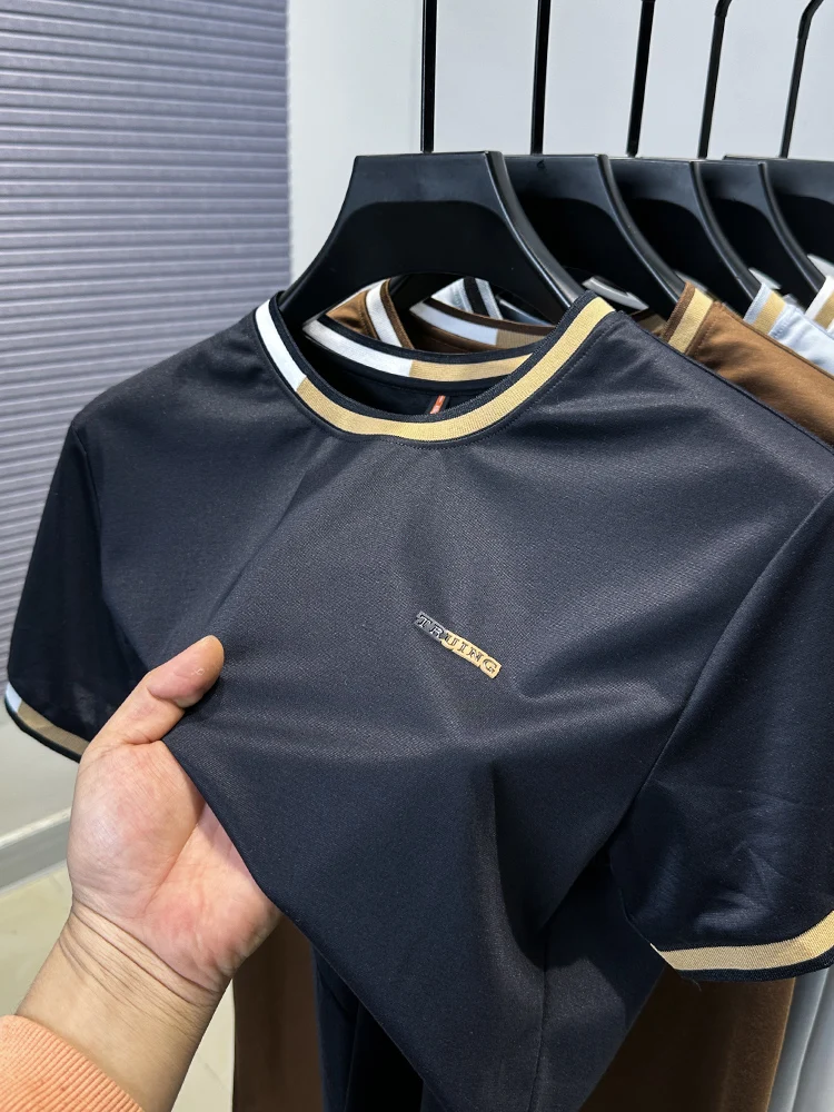 Высококачественная хлопковая футболка с короткими рукавами, новая трендовая мужская повседневная универсальная летняя футболка с круглым вырезом, модный, простой и удобный топ
Высококачественная хлопковая футболка с короткими рукавами, новая трендовая мужская повседневная универсальная летняя футболка с круглым вырезом, модный, простой и удобный топ