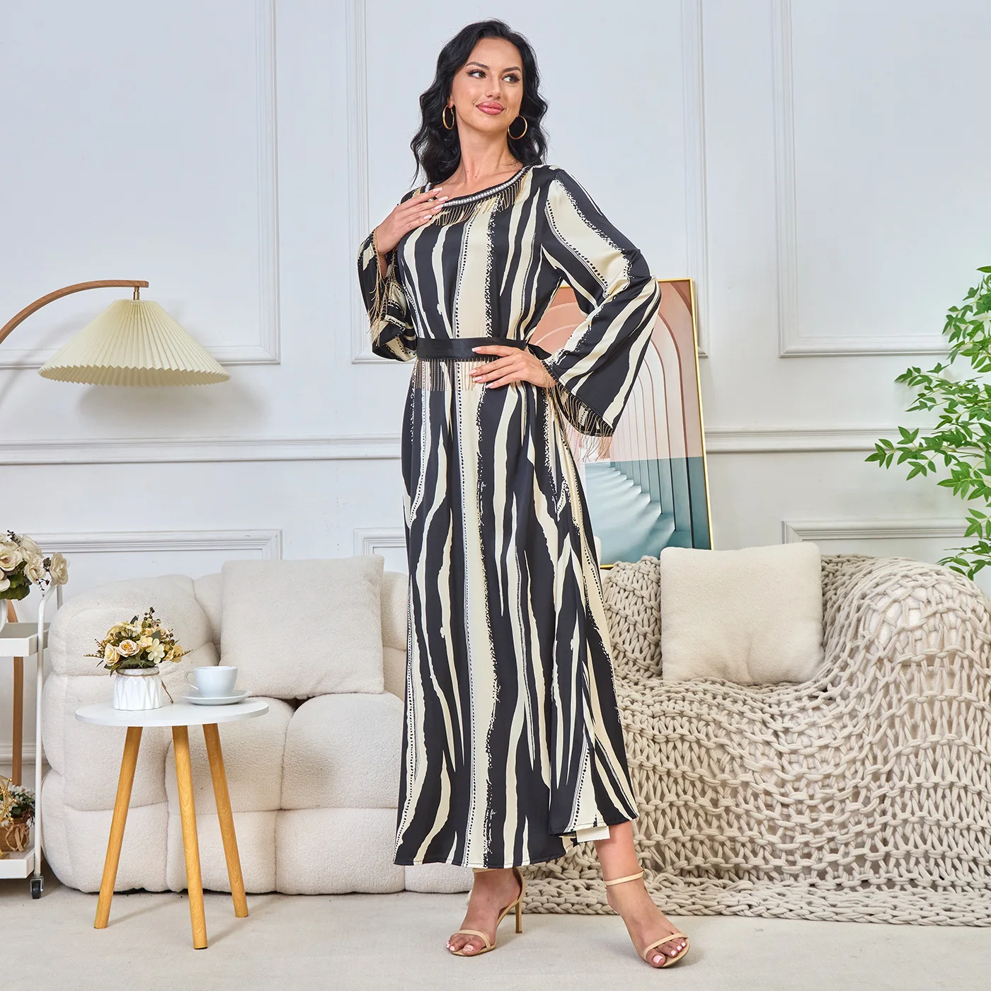 National Style Muslim Dress Women O-neck Stripes Long Sleeves Arabia Dubai Abayas Printed Lace-up Islam Clothing Dress for Women
National Style Muslim Dress Women O-neck Stripes Long Sleeves Arabia Dubai Abayas Printed Lace-up Islam Clothing Dress for Women