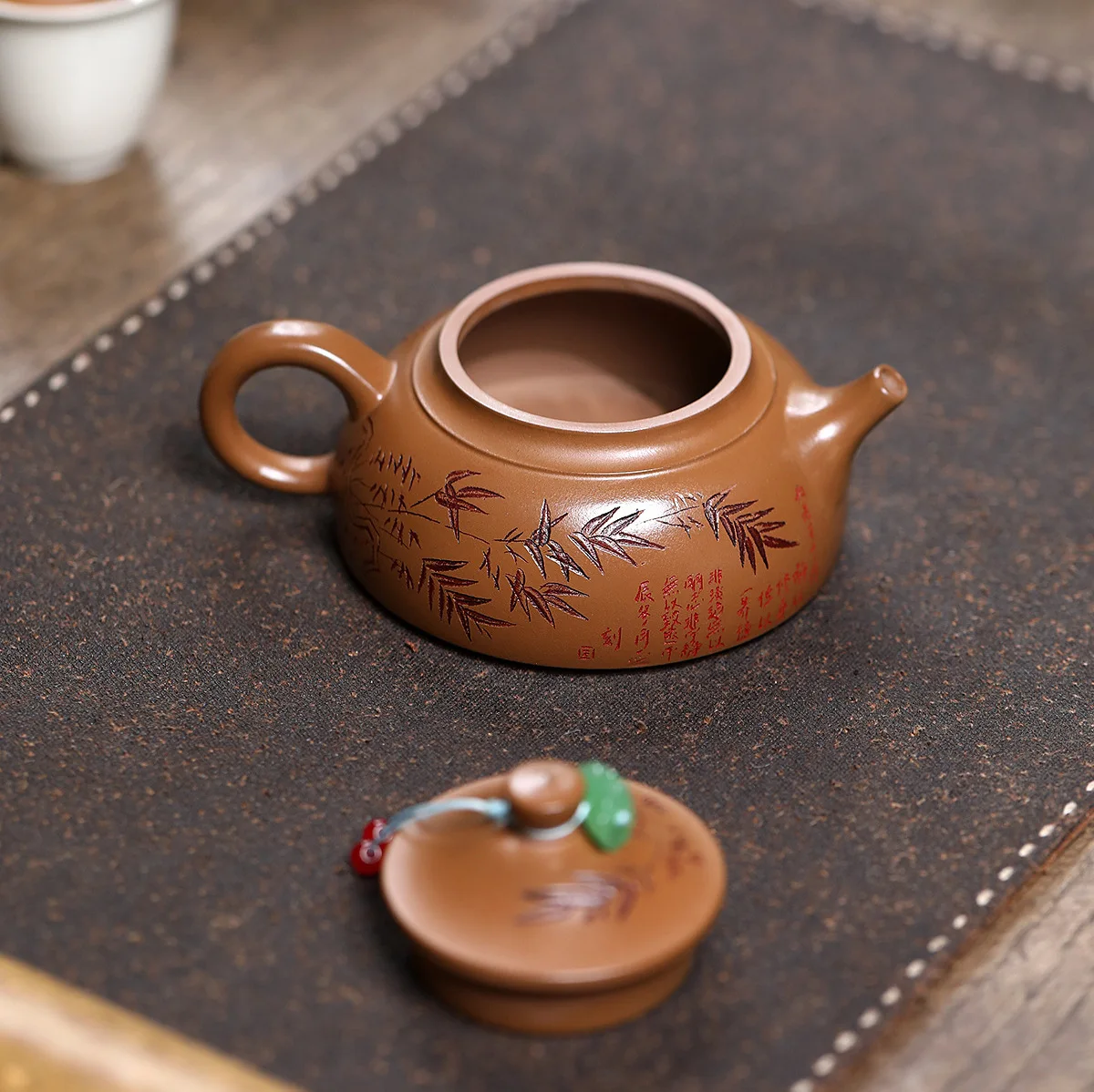 Handmade Yixing Zisha Teapot Famous Ore Pure Sand Carved Bamboo Hat High-End Tea Set Ball Hole 180C
Handmade Yixing Zisha Teapot Famous Ore Pure Sand Carved Bamboo Hat High-End Tea Set Ball Hole 180C