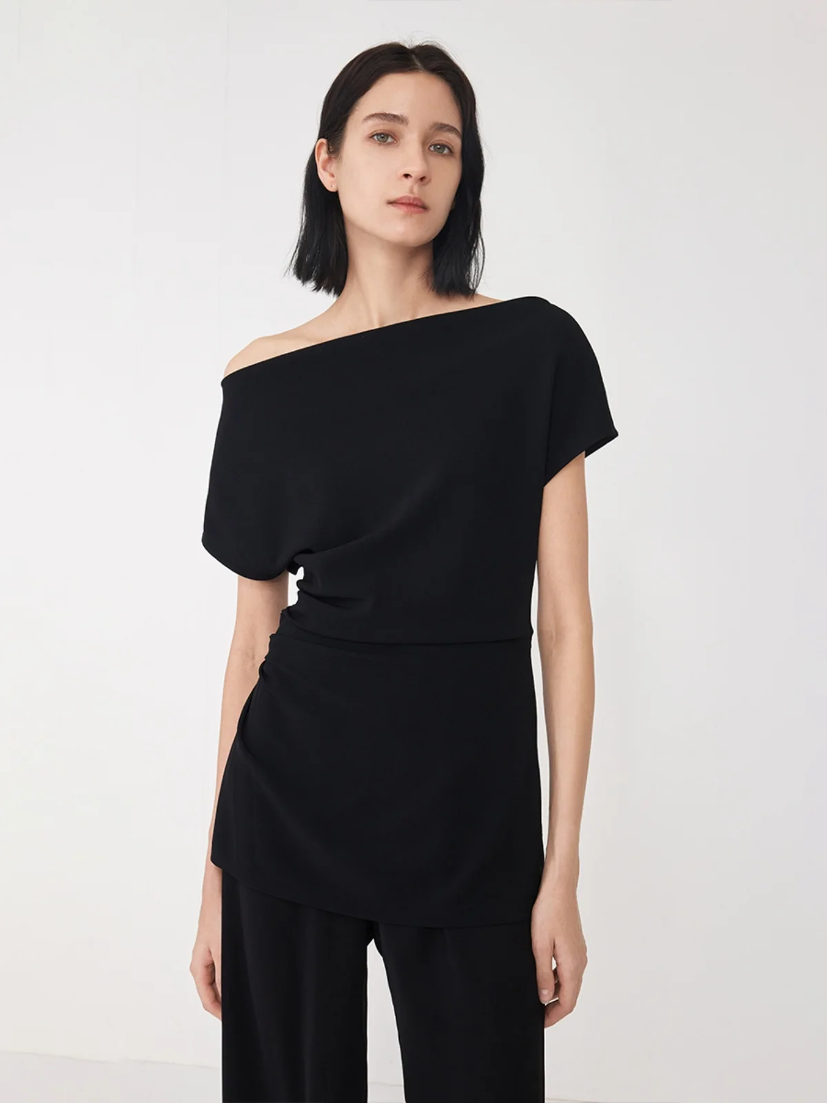 Топ с эффектом похудения из плотного твила с асимметричным плечом, многофункциональным воротником и 3D-плиссировкой на талии
Топ с эффектом похудения из плотного твила с асимметричным плечом, многофункциональным воротником и 3D-плиссировкой на талии