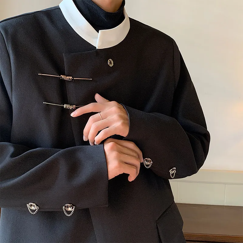 New Chinese Sle Men's Suit Jaet Metal Button oulder Pad Slant Lapel Stand Collar Casual Long Sve Spring Faion
New Chinese Sle Men's Suit Jaet Metal Button oulder Pad Slant Lapel Stand Collar Casual Long Sve Spring Faion