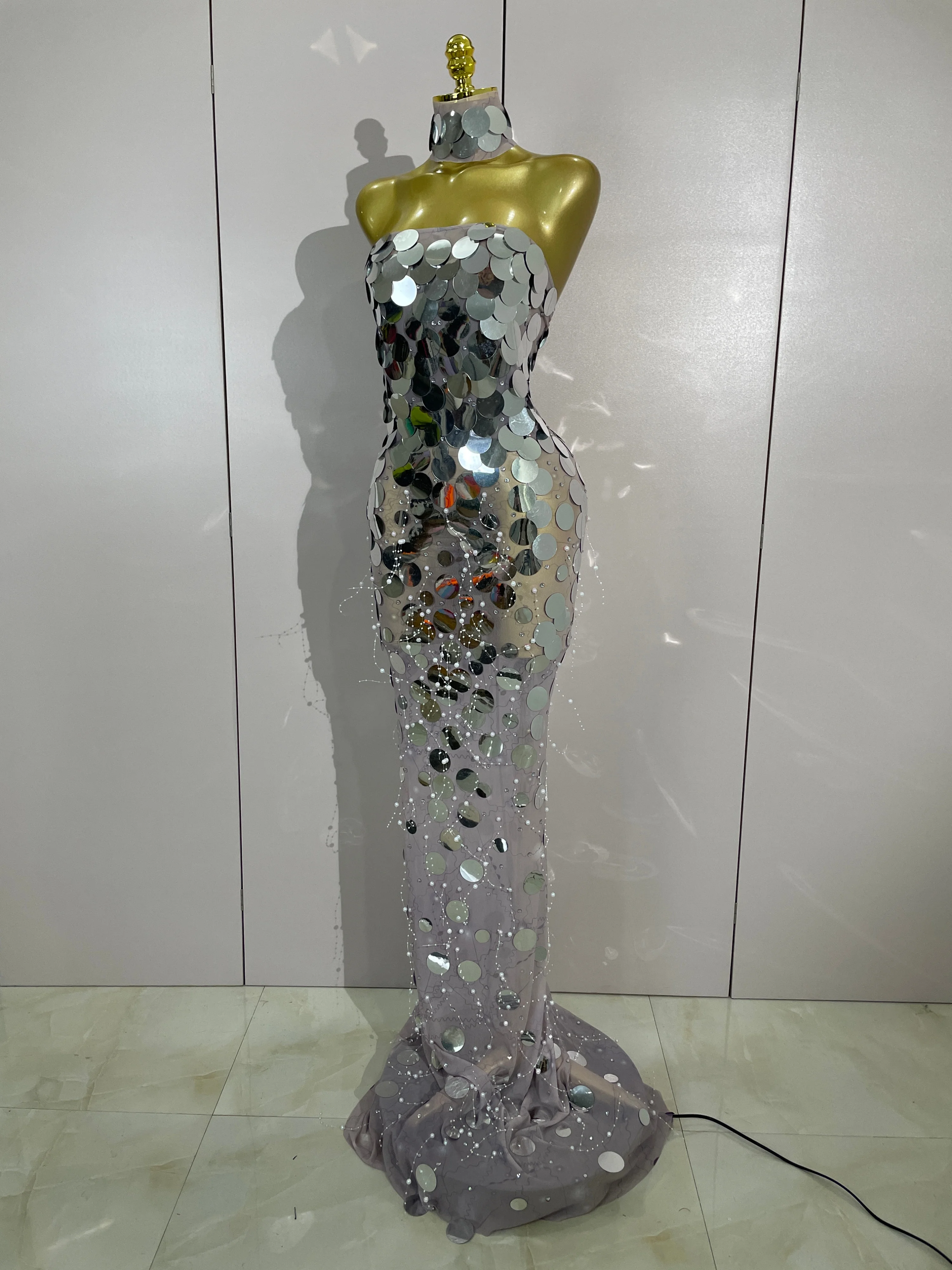 Sexy Silver Sparkly Round Sequin Pearl Women Backless Floor Length Dress Celebrate Birthday Evening Party Bar Queen Drag Costume
Sexy Silver Sparkly Round Sequin Pearl Women Backless Floor Length Dress Celebrate Birthday Evening Party Bar Queen Drag Costume