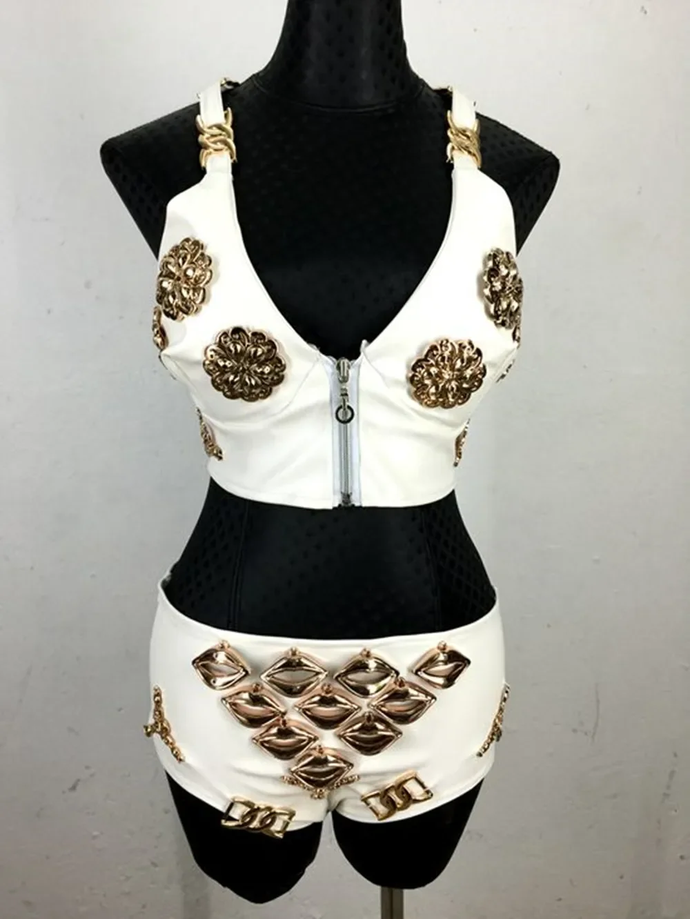 Новинка 2025: Модный женский костюм для выступлений (3 предмета) из белой искусственной кожи для диджеев, певиц и клубных мероприятий, модель yj327
Новинка 2025: Модный женский костюм для выступлений (3 предмета) из белой искусственной кожи для диджеев, певиц и клубных мероприятий, модель yj327