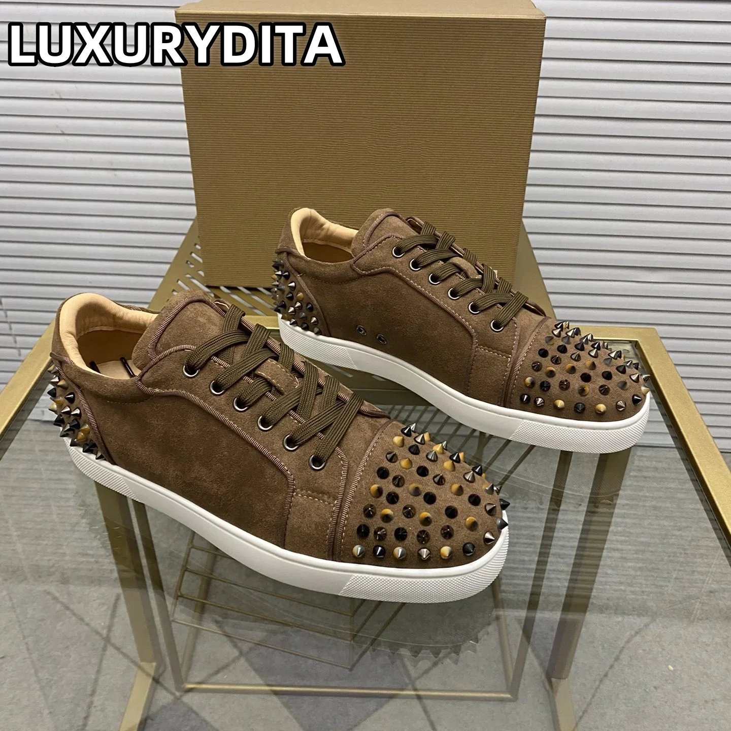 Top Quality Womens Trendy Casual Tennis Shoes Luxury Mens Real Leather Sneakers 35-48 Designr Rivet Red Soled Lovers Shoes M0153
Top Quality Womens Trendy Casual Tennis Shoes Luxury Mens Real Leather Sneakers 35-48 Designr Rivet Red Soled Lovers Shoes M0153