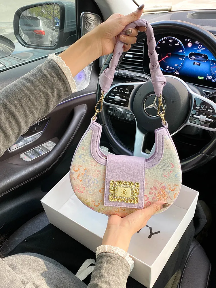 Luxury and Elegant Half Moon Bag with Exquisite Embroidery and High Quality Metal 2026 Women's Newly Trendy Single Shoulder Bag
Luxury and Elegant Half Moon Bag with Exquisite Embroidery and High Quality Metal 2026 Women's Newly Trendy Single Shoulder Bag