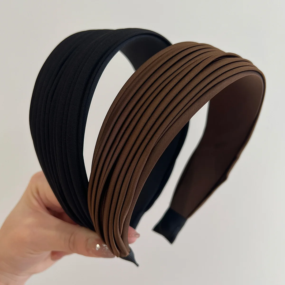 Корейская простая плиссированная повязка на голову с широкими полями, женская новая высококачественная повязка на голову в стиле ретро с высоким черепом, повязка на голову, головной убор
Корейская простая плиссированная повязка на голову с широкими полями, женская новая высококачественная повязка на голову в стиле ретро с высоким черепом, повязка на голову, головной убор