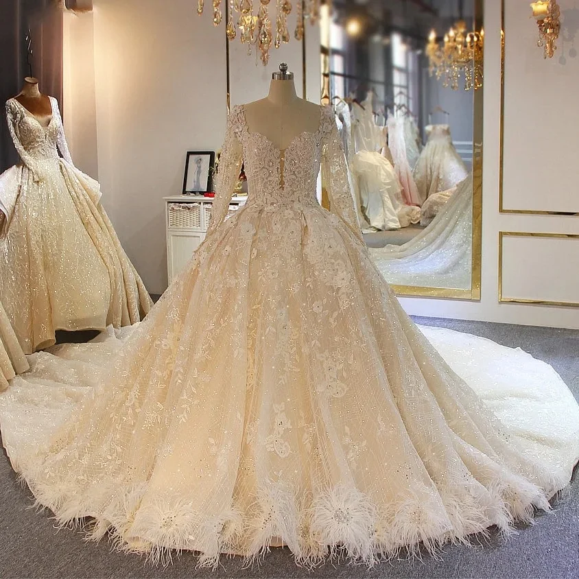 Customized Luxur Appliques Long Sleeves Lace pearls wedding dresses Ball Gown Shinny Wedding Dress Amanda Novias
Customized Luxur Appliques Long Sleeves Lace pearls wedding dresses Ball Gown Shinny Wedding Dress Amanda Novias