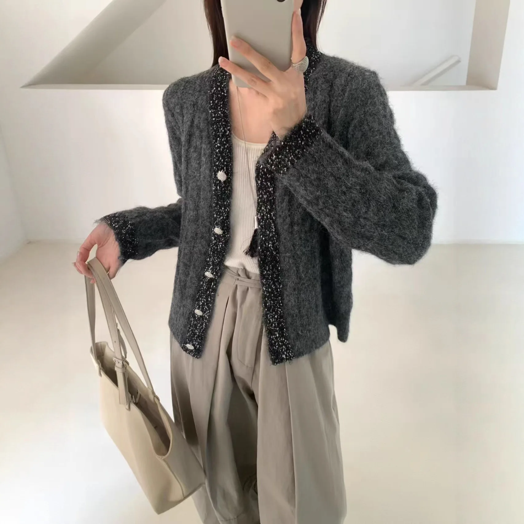 Новый зимний французский элегантный вязаный однобортный кардиган с длинным рукавом и v-образным вырезом, верхняя одежда, модный повседневный женский свитер, пальто 
Новый зимний французский элегантный вязаный однобортный кардиган с длинным рукавом и v-образным вырезом, верхняя одежда, модный повседневный женский свитер, пальто