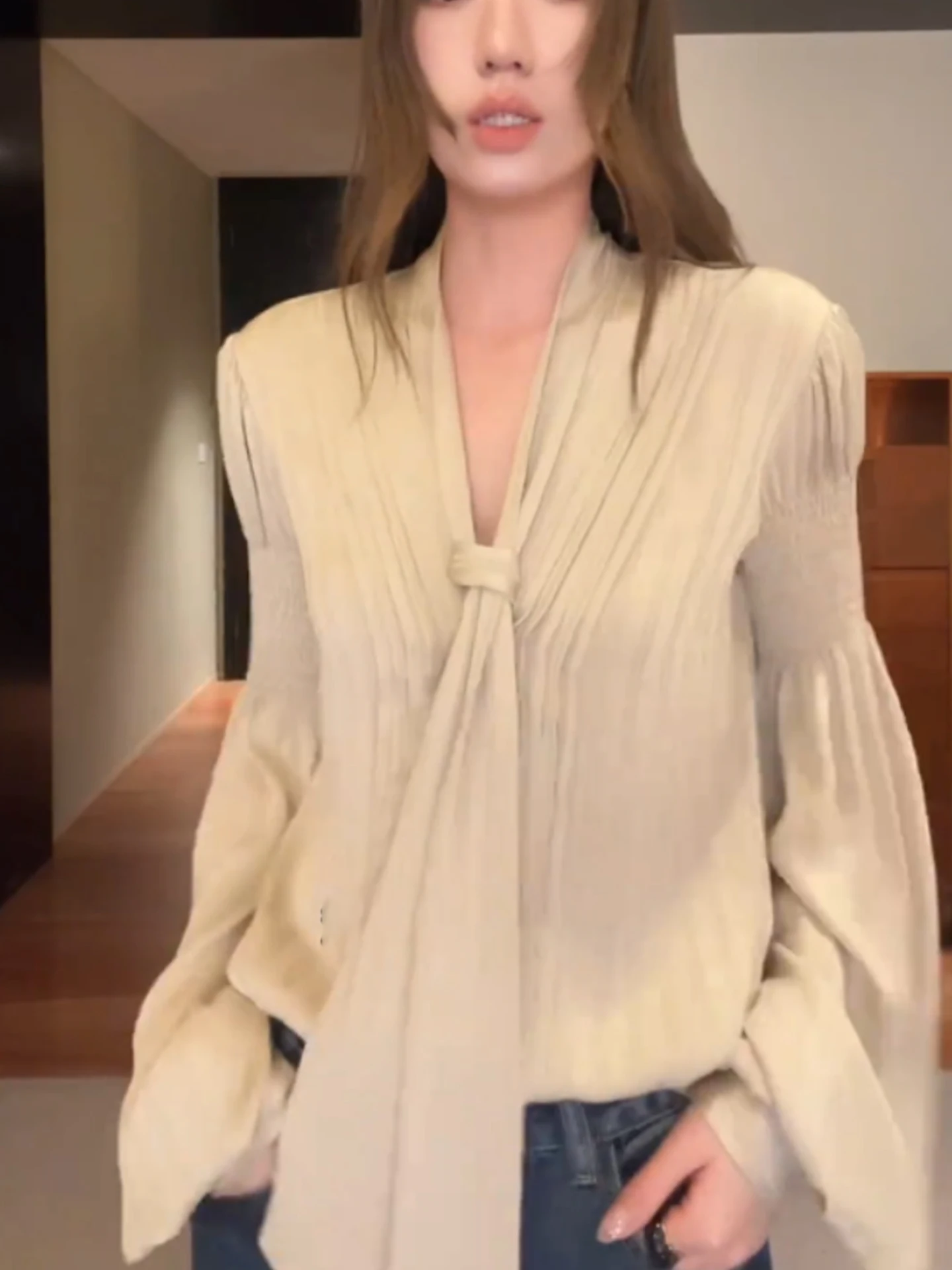 Элегантная свободная женская блузка с длинным рукавом в корейском стиле, модная, для офиса, прямого кроя, из шелка, премиум-класса, малого размера
Элегантная свободная женская блузка с длинным рукавом в корейском стиле, модная, для офиса, прямого кроя, из шелка, премиум-класса, малого размера