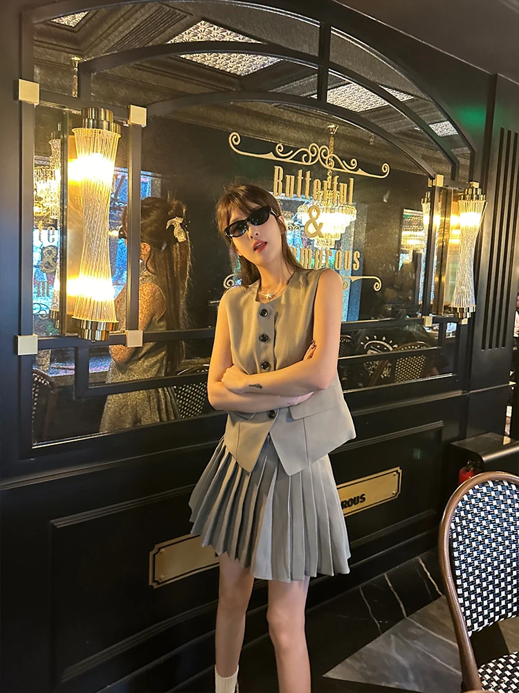 WANNANKE Stylish Suit Material Vest Skirt Set Fashionable Pleated Skirt Ensemble for Women Spring 2024 Ladies Fashion Set
WANNANKE Stylish Suit Material Vest Skirt Set Fashionable Pleated Skirt Ensemble for Women Spring 2024 Ladies Fashion Set