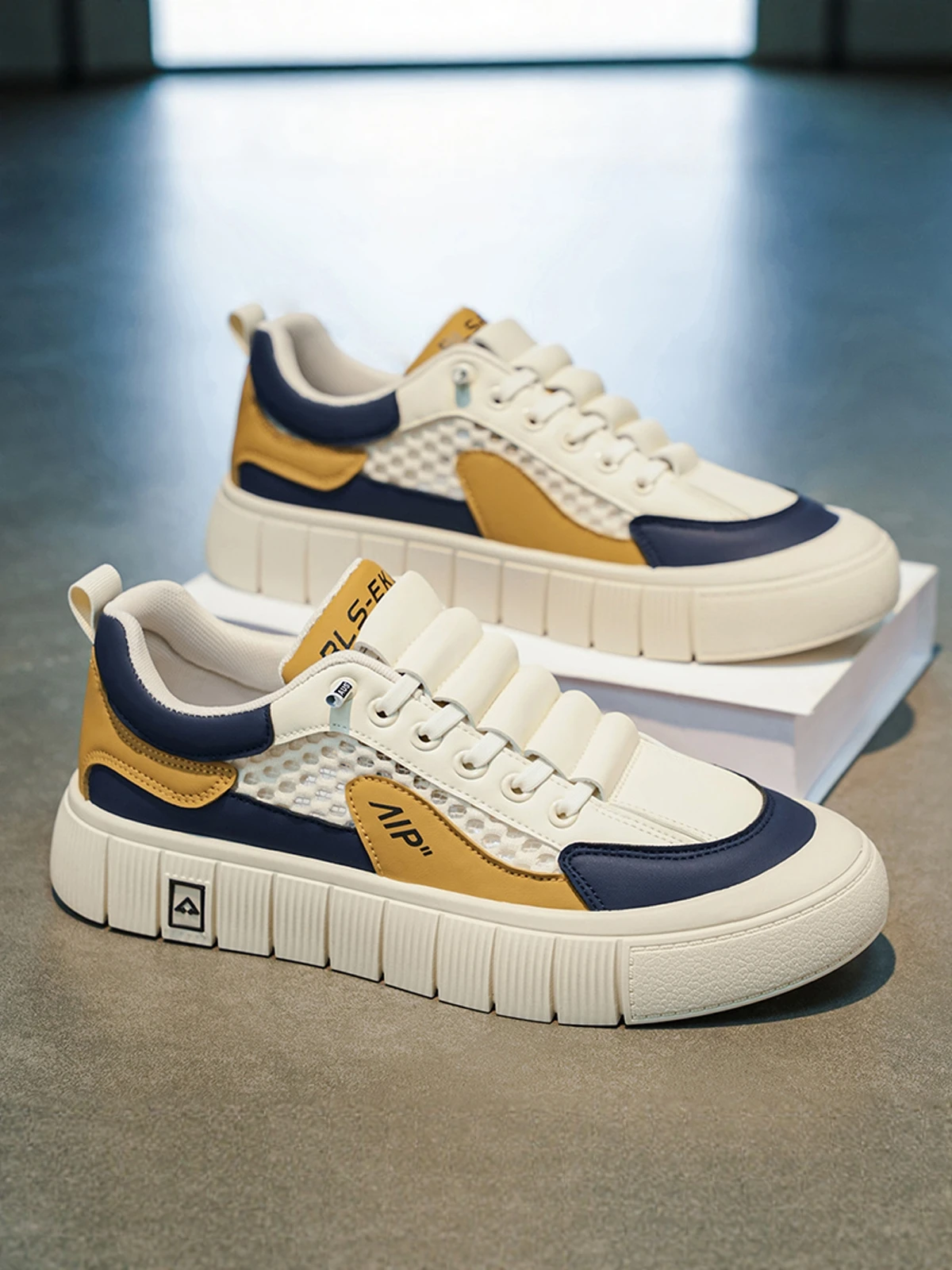 Men's Summer Breathable Mesh Anti-slip Hollow out Casual Sports Shoes Korean Style Versatile Thin Model Outdoor Leisure Footwear
Men's Summer Breathable Mesh Anti-slip Hollow out Casual Sports Shoes Korean Style Versatile Thin Model Outdoor Leisure Footwear