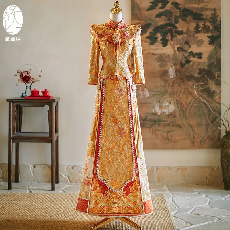 The new golden luxurious wedding dress dragon and phoenix gown ceremonial crown red cape
The new golden luxurious wedding dress dragon and phoenix gown ceremonial crown red cape