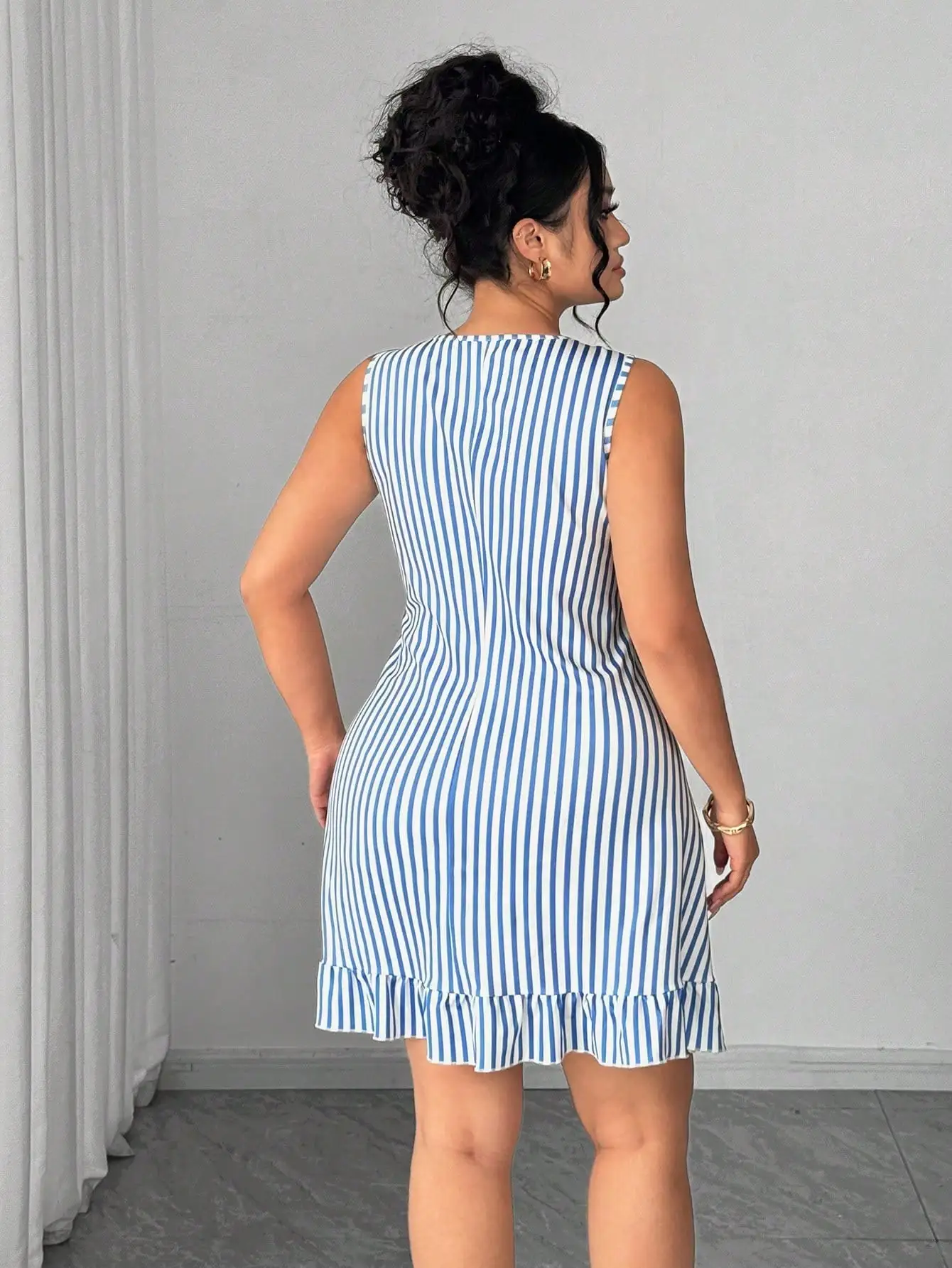 Blue And White Striped Sleeveless Fitted Dress With Ruffle Hem For Women
Blue And White Striped Sleeveless Fitted Dress With Ruffle Hem For Women