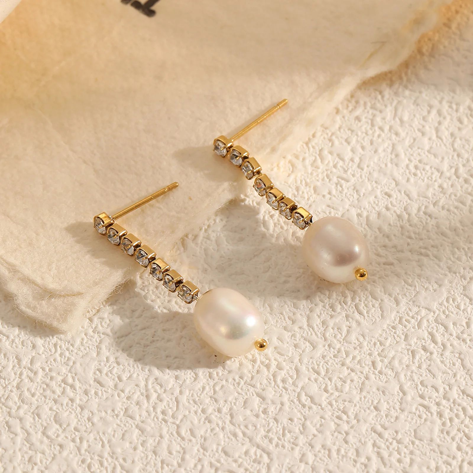 Fashion pearl stud earrings women's earrings light luxury exquisite earrings temperament versatile women's jewelry
Fashion pearl stud earrings women's earrings light luxury exquisite earrings temperament versatile women's jewelry