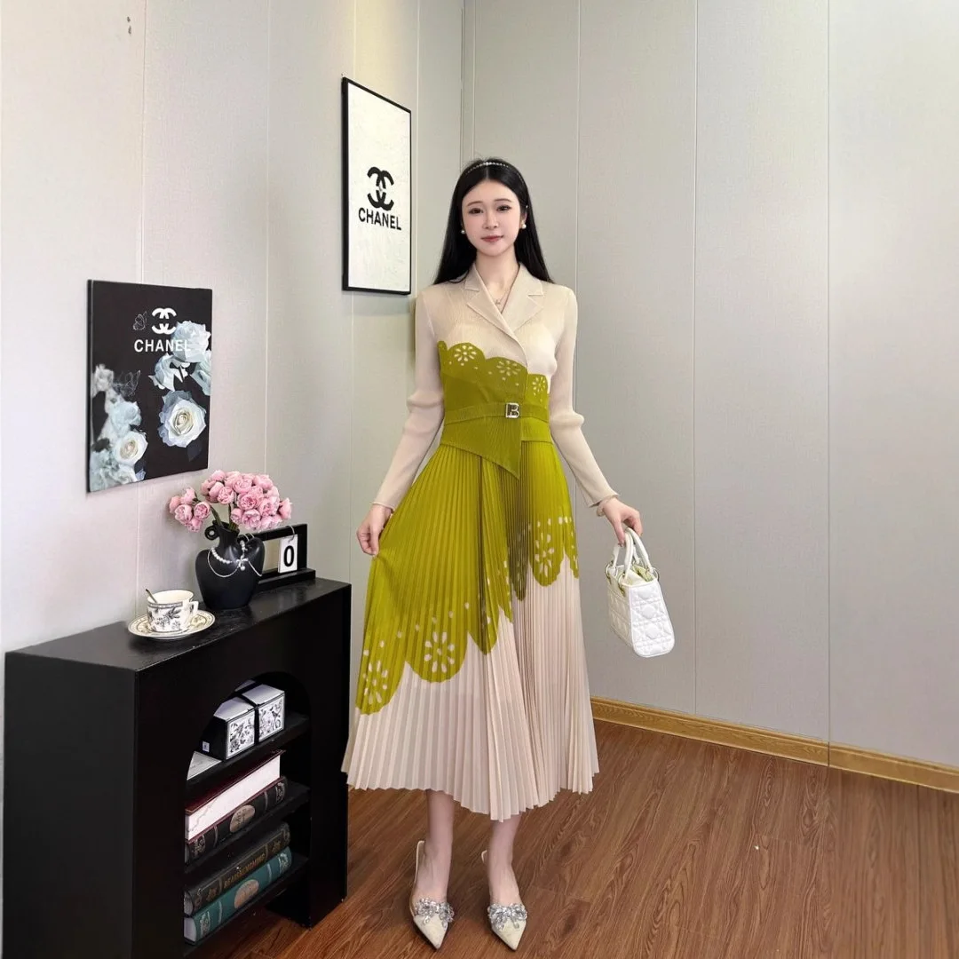 Miyake Pleated New Contrasting Dress with Waist-hugging Temperament Suit Collar Fashionable Long Sleeve Versatile Midi Skirt
Miyake Pleated New Contrasting Dress with Waist-hugging Temperament Suit Collar Fashionable Long Sleeve Versatile Midi Skirt