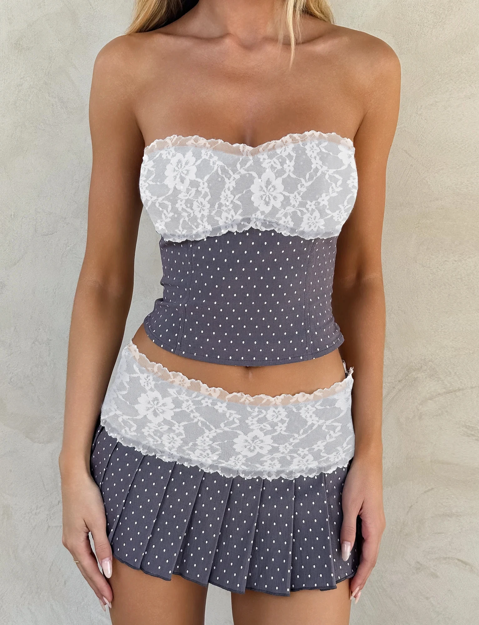 Women s Summer 2Pcs Outfits Dot Print Lace Patchwork Tube Tops Mini Pleated Skirt Set Party Clothes
Women s Summer 2Pcs Outfits Dot Print Lace Patchwork Tube Tops Mini Pleated Skirt Set Party Clothes