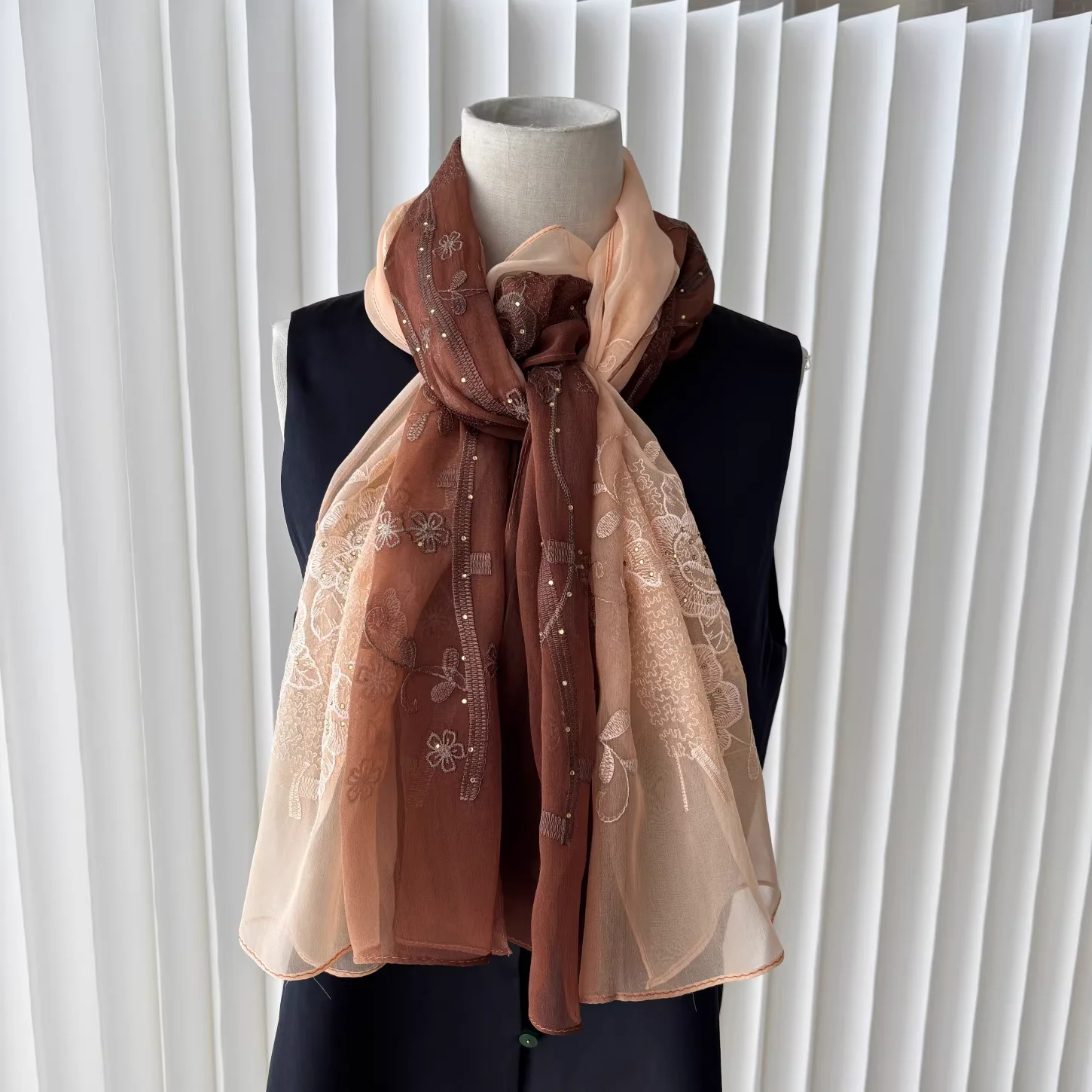 100% Silk Womens Headscarves Luxury Brand Coffee Tie-dye Gradient Neck Scarves for Women Vintage Embroider Hijab Shawl
100% Silk Womens Headscarves Luxury Brand Coffee Tie-dye Gradient Neck Scarves for Women Vintage Embroider Hijab Shawl