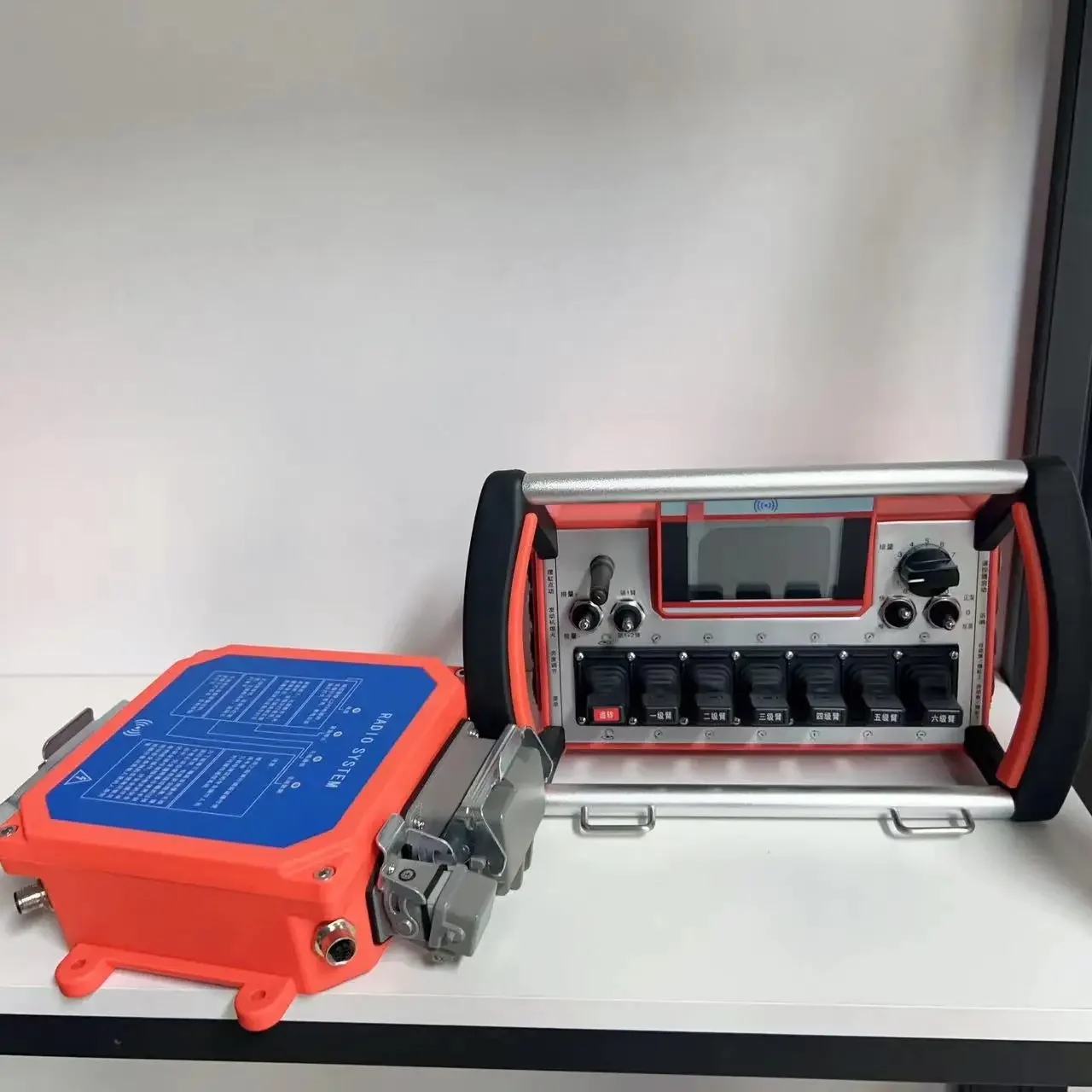 Самый продаваемый пульт дистанционного управления бетононасосом для Putzmeister PSF36.15TH, замена для HBC Radiomatic 727, Putzmeister HBC727
Самый продаваемый пульт дистанционного управления бетононасосом для Putzmeister PSF36.15TH, замена для HBC Radiomatic 727, Putzmeister HBC727