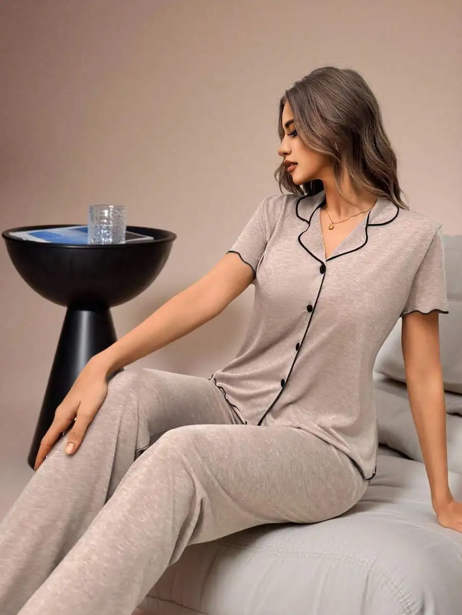 Женский светло-серый пижамный комплект с короткими рукавами, черной отделкой и застежкой на пуговицах
Женский светло-серый пижамный комплект с короткими рукавами, черной отделкой и застежкой на пуговицах