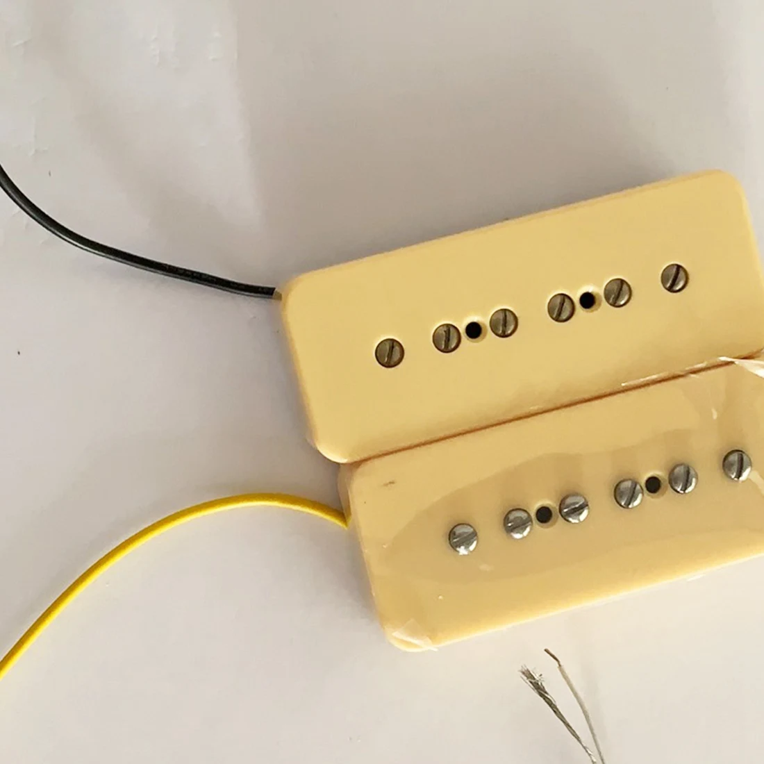 Звукосниматель AD12 Alnico V Alnico 5 Single Coil Soapbar P90 для электрогитары, для зон нейк и бридж, 50/52 мм, с металлической оплеткой
Звукосниматель AD12 Alnico V Alnico 5 Single Coil Soapbar P90 для электрогитары, для зон нейк и бридж, 50/52 мм, с металлической оплеткой