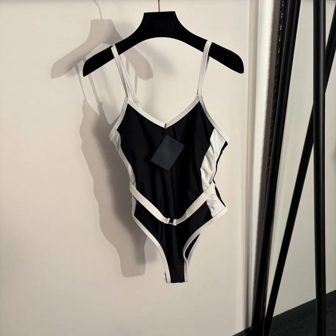 New Fashionable Slim Waist Belt One-Piece Swimsuit Sleeveless
New Fashionable Slim Waist Belt One-Piece Swimsuit Sleeveless