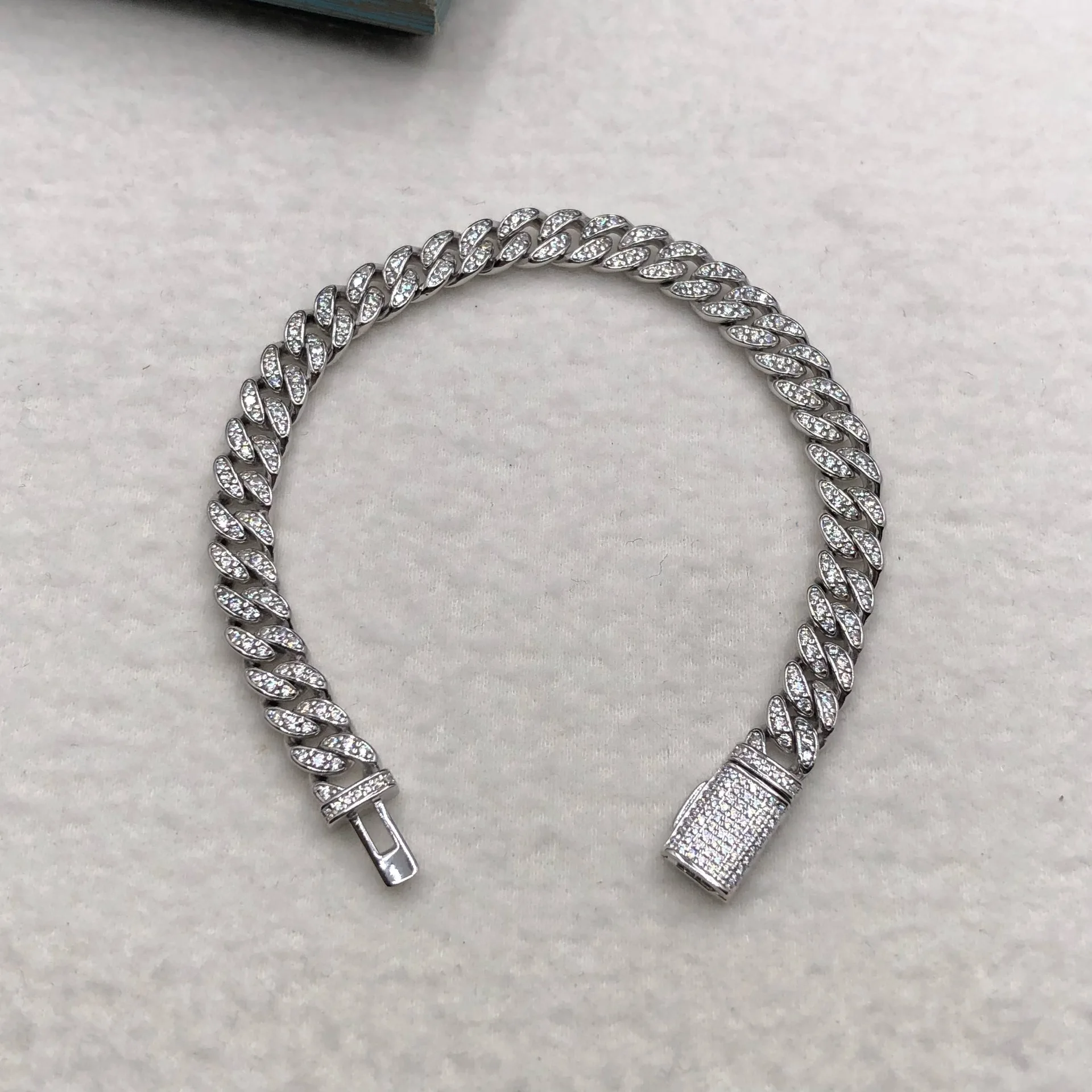 Женский кубинский браслет из полноценных камней PT950 Platinum Moissanite - атмосфера в стиле хип-хоп, легкая роскошная универсальность, идеально подходит для поездок на работу и вечеринок
Женский кубинский браслет из полноценных камней PT950 Platinum Moissanite - атмосфера в стиле хип-хоп, легкая роскошная универсальность, идеально подходит для поездок на работу и вечеринок