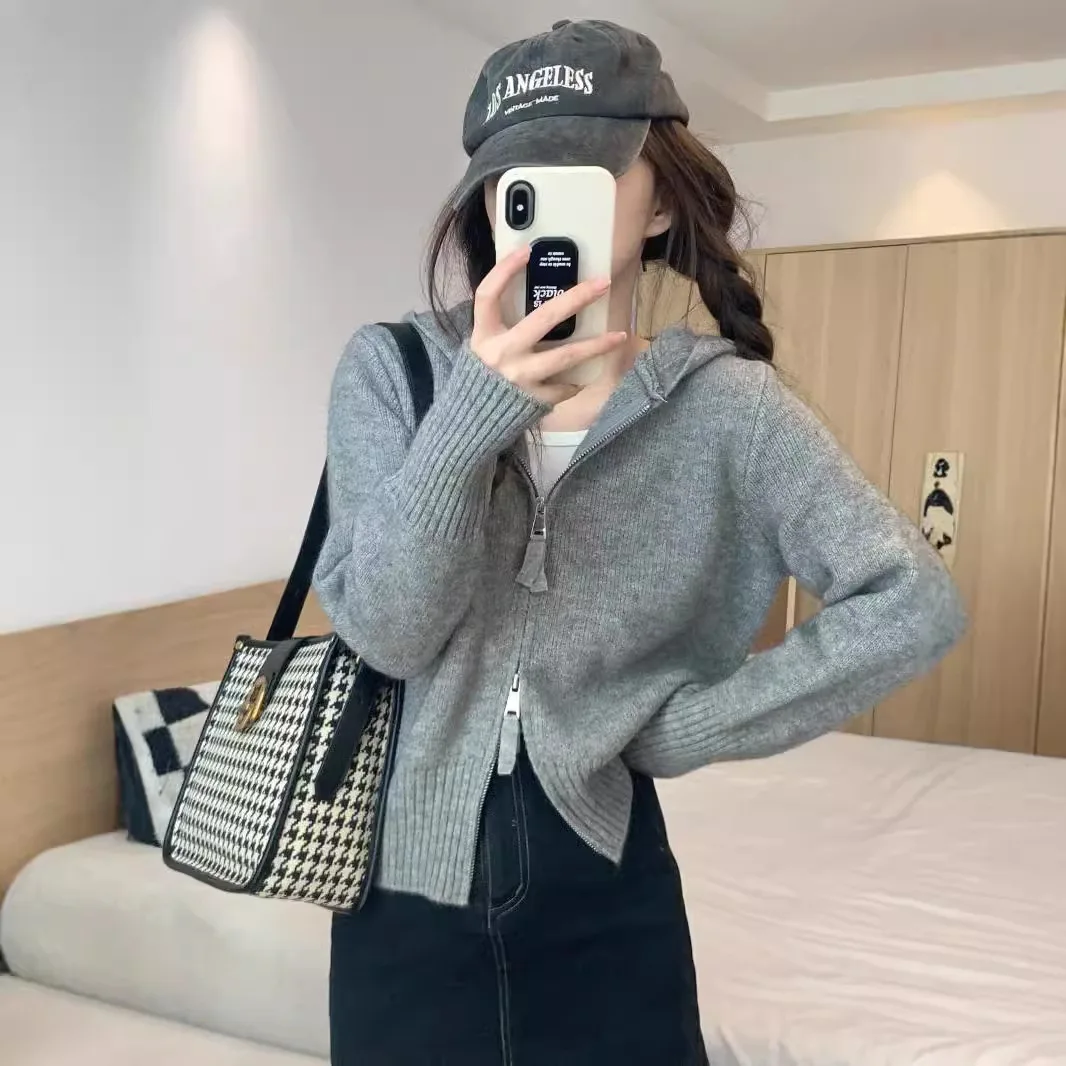 Серый укороченный вязаный кардиган на молнии в женском стиле Pure Desire Fashion, модный свитер-худи до плеч, уникальная верхняя одежда
Серый укороченный вязаный кардиган на молнии в женском стиле Pure Desire Fashion, модный свитер-худи до плеч, уникальная верхняя одежда