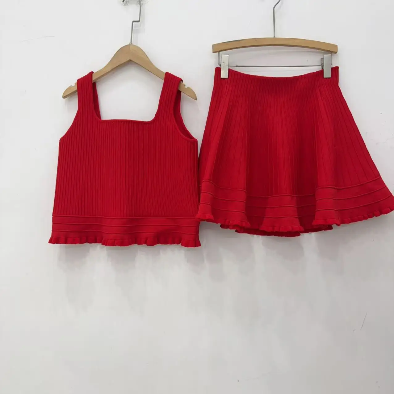 Female Red Color Knit Set Slim Ruffles Short Jupe Sleeveless Square Collar Knitted Tank Tops+ A-Line Pockets Skirt Summer 2026
Female Red Color Knit Set Slim Ruffles Short Jupe Sleeveless Square Collar Knitted Tank Tops+ A-Line Pockets Skirt Summer 2026