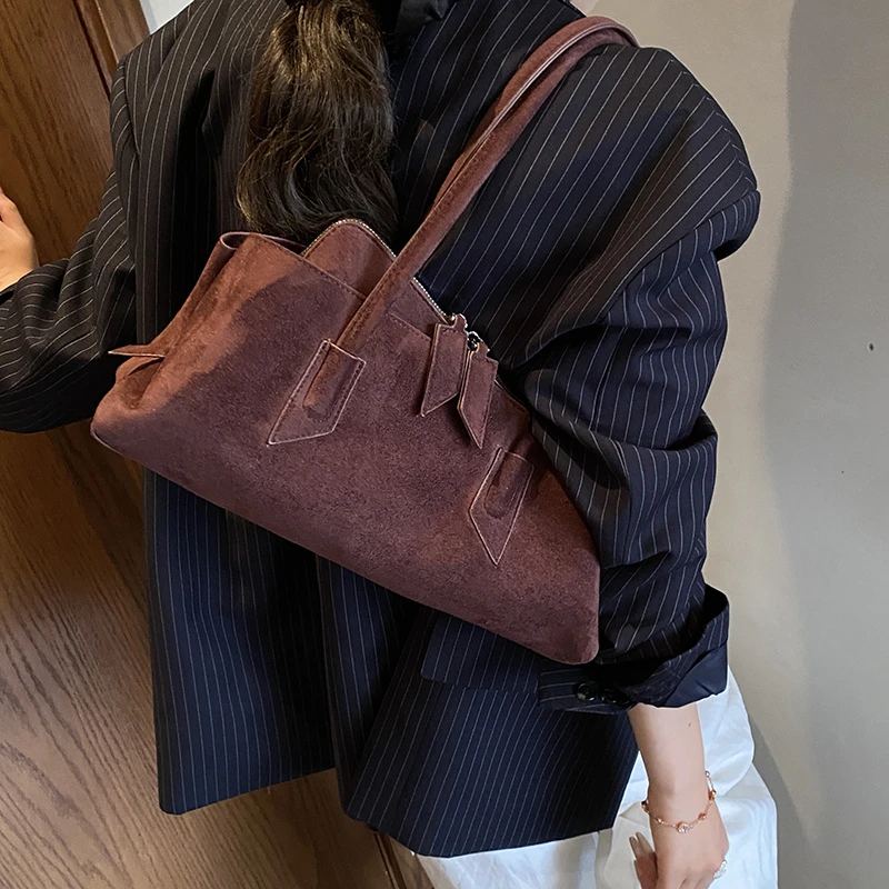 Luxury Women Irregular Suede Shell Handbag Retro Axillary Bag Large Capacity Daily Commuter Bag multi-layer Storage Shoulder Bag
Luxury Women Irregular Suede Shell Handbag Retro Axillary Bag Large Capacity Daily Commuter Bag multi-layer Storage Shoulder Bag