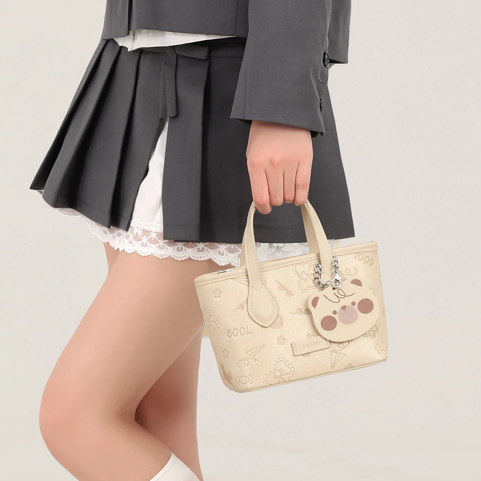 Women's Cartoon Pattern Handbagwith Adjustable Strap, Fashionable Crossbody Bag with Bear pendant
Women's Cartoon Pattern Handbagwith Adjustable Strap, Fashionable Crossbody Bag with Bear pendant