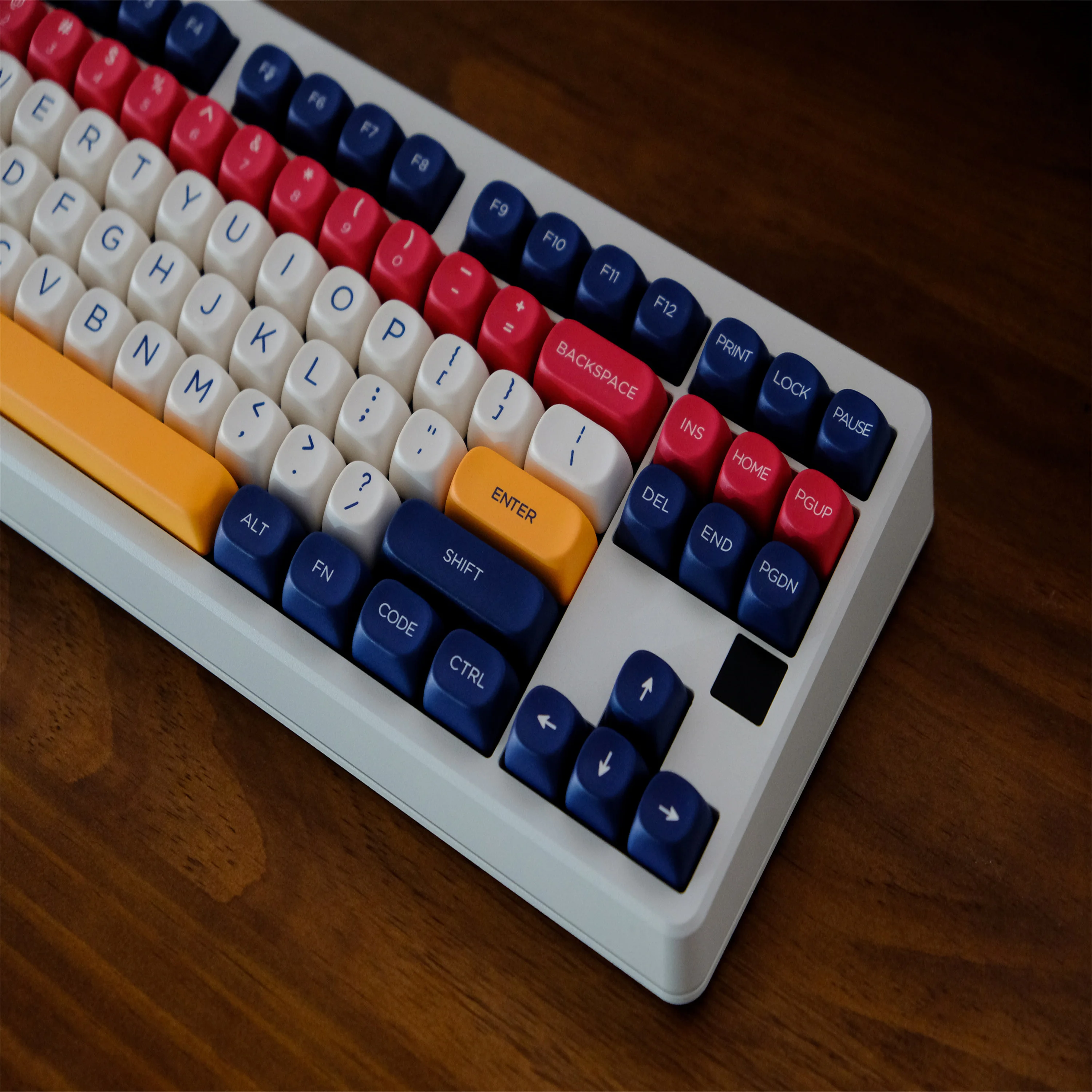 Набор колпачков для клавиш GMK Constitute, 126 клавиш, материал PBT, профиль MOA для Cherry MX Switch 61/64/68/75/84/87/96/98/104, механическая клавиатура
Набор колпачков для клавиш GMK Constitute, 126 клавиш, материал PBT, профиль MOA для Cherry MX Switch 61/64/68/75/84/87/96/98/104, механическая клавиатура