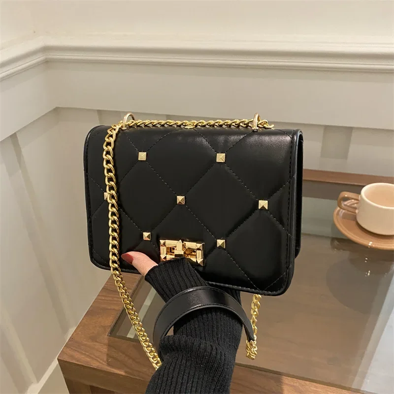 Trendy and fashionable solid color lock single shoulder chain messenger bag
Trendy and fashionable solid color lock single shoulder chain messenger bag