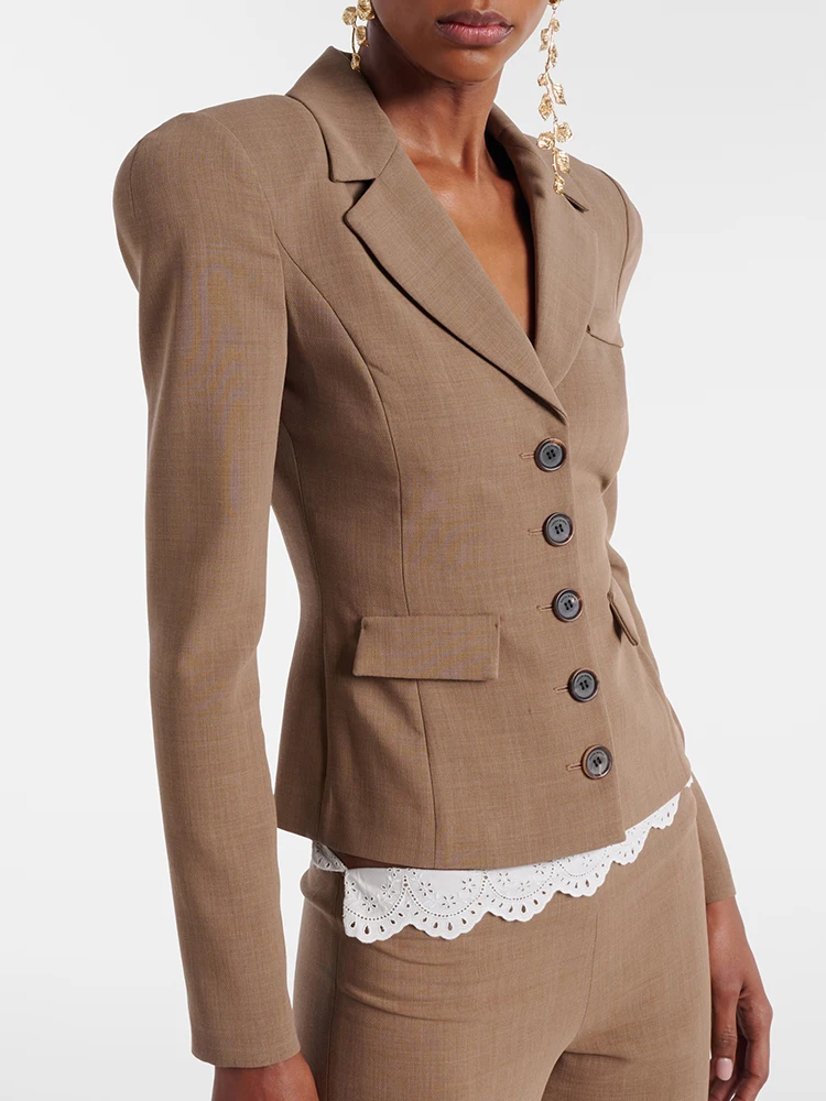 Short blazer, stylish and sophisticated, with padded shoulders, women's jacket, new spring 2026 style.
Short blazer, stylish and sophisticated, with padded shoulders, women's jacket, new spring 2026 style.