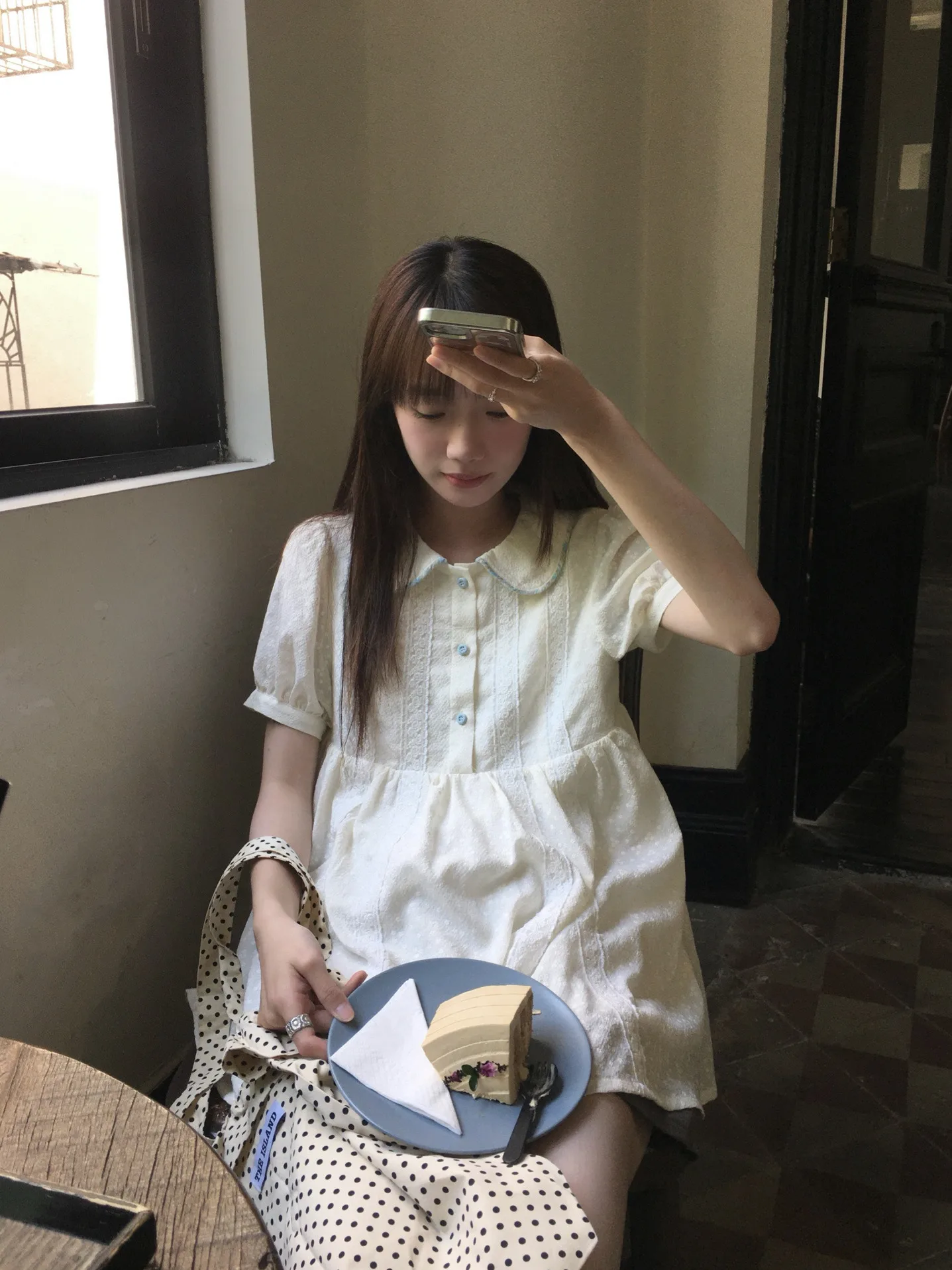 Летняя белая женская блузка с кукольным воротником, цветочным кружевом и пэчворком, с коротким рукавом, завышенной талией и принтом, Island Diary
Летняя белая женская блузка с кукольным воротником, цветочным кружевом и пэчворком, с коротким рукавом, завышенной талией и принтом, Island Diary