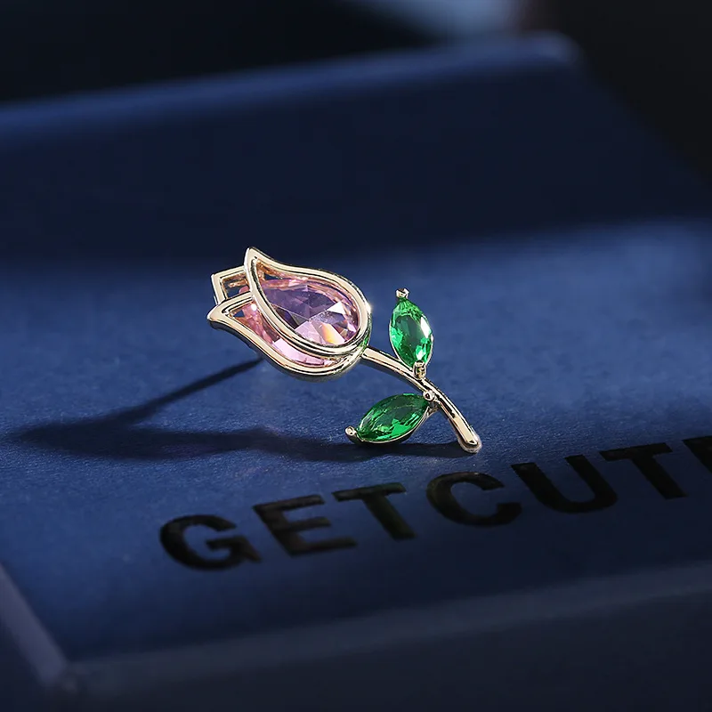 High-end niche cardigan leak-proof brooch, elegant zircon flower pin to secure the collar, tulip pin 
High-end niche cardigan leak-proof brooch, elegant zircon flower pin to secure the collar, tulip pin