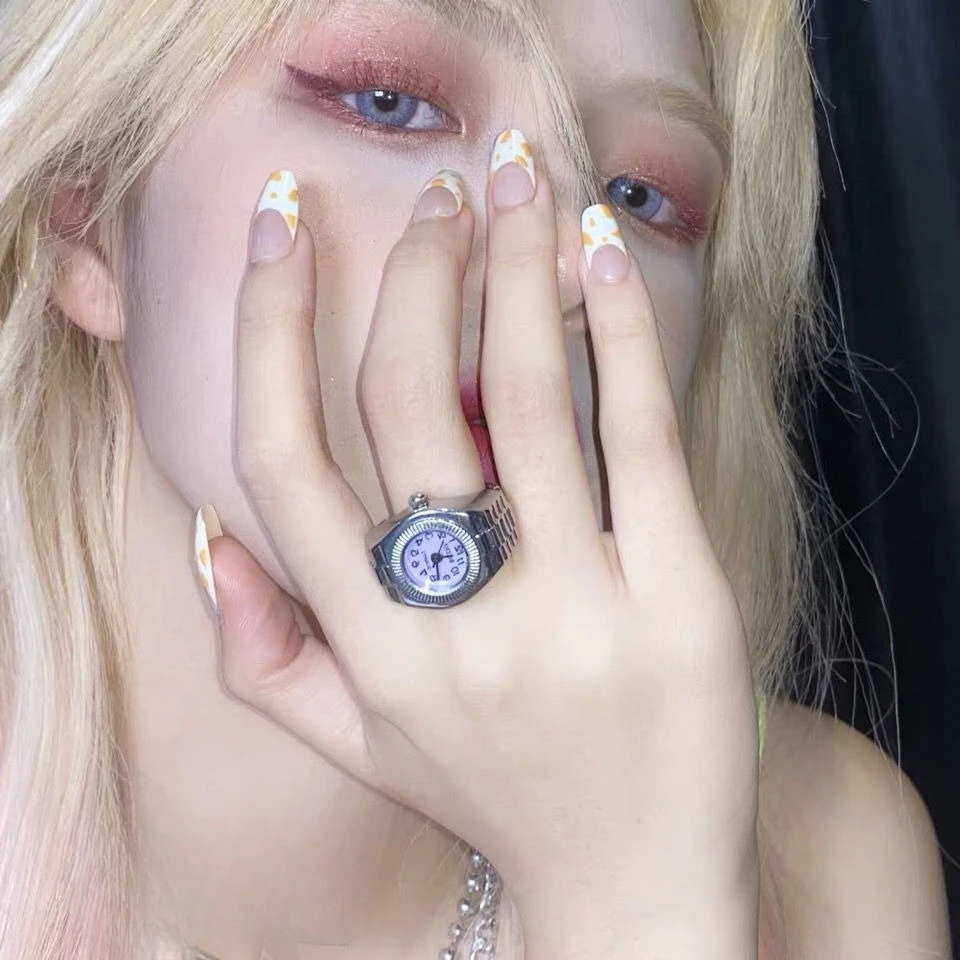 Vintage Punk Finger Watch Mini Elastic Strap Alloy Watches Couple Rings Jewelry Clock Retro Roman Quartz Watch Ring Women Men
Vintage Punk Finger Watch Mini Elastic Strap Alloy Watches Couple Rings Jewelry Clock Retro Roman Quartz Watch Ring Women Men