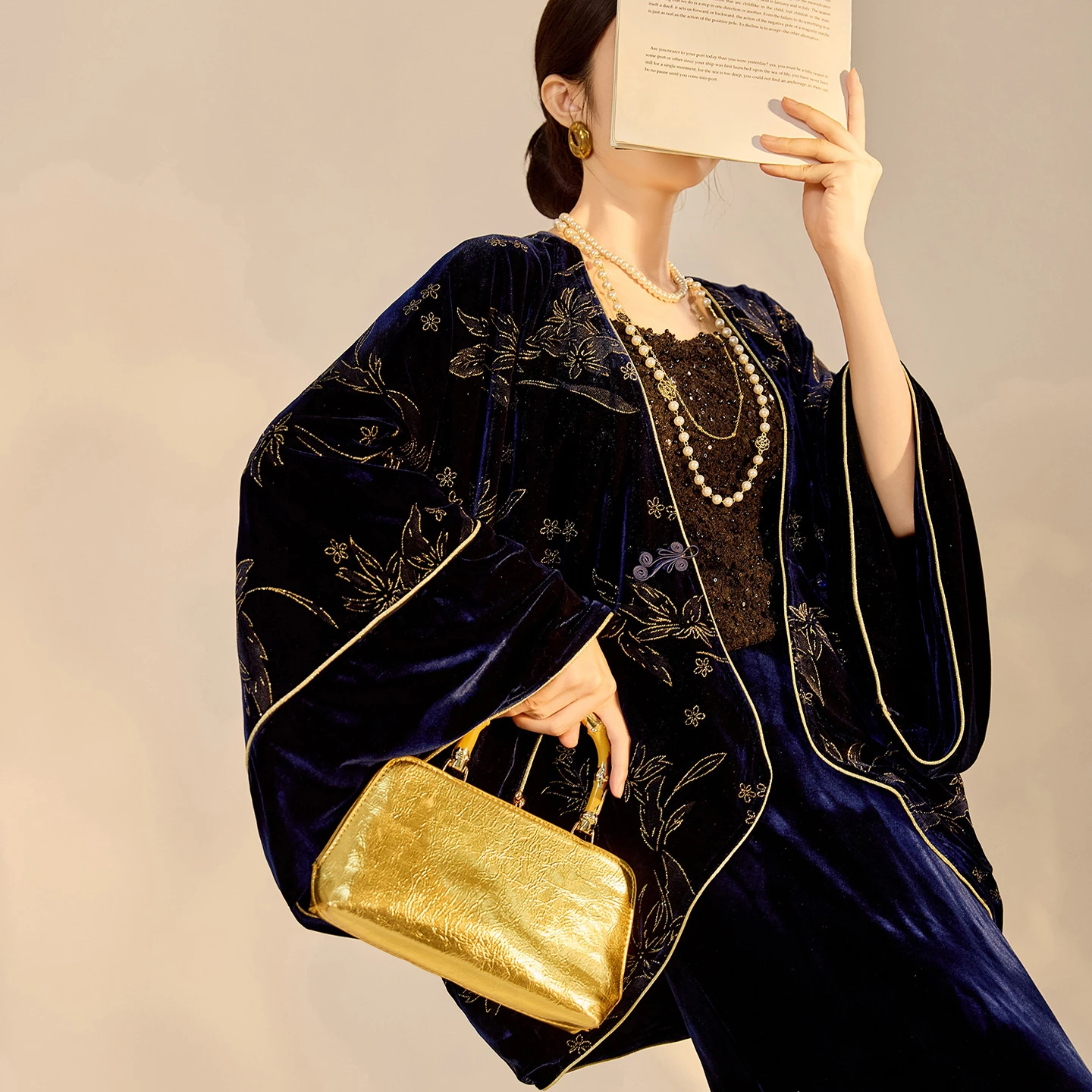 Traditional Chinese Costume Spring New Chinese Style Velour Beading Hanfu Coat Skirt Elegant Female Kimono Reversible Cardigan
Traditional Chinese Costume Spring New Chinese Style Velour Beading Hanfu Coat Skirt Elegant Female Kimono Reversible Cardigan