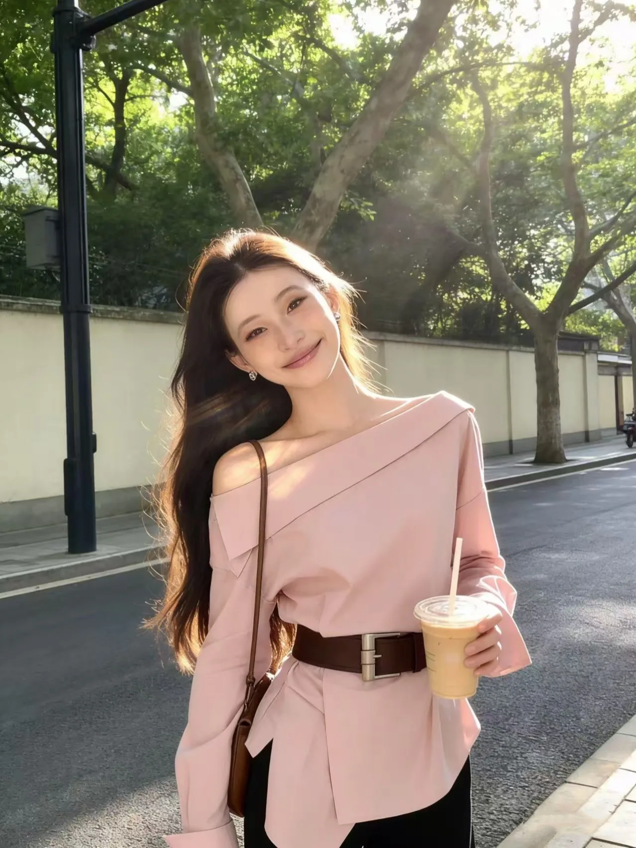 Розовая женская рубашка с открытыми плечами и длинными рукавами, с поясом, подчеркивающим талию, асимметричного кроя, весна-осень, во французском стиле, свободного кроя
Розовая женская рубашка с открытыми плечами и длинными рукавами, с поясом, подчеркивающим талию, асимметричного кроя, весна-осень, во французском стиле, свободного кроя