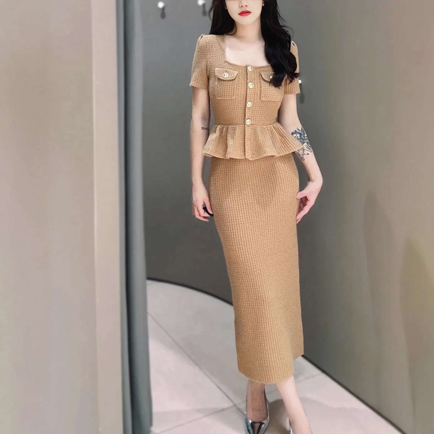 Женское трикотажное платье с коротким рукавом и квадратным вырезом Темпераментное платье миди
Женское трикотажное платье с коротким рукавом и квадратным вырезом Темпераментное платье миди