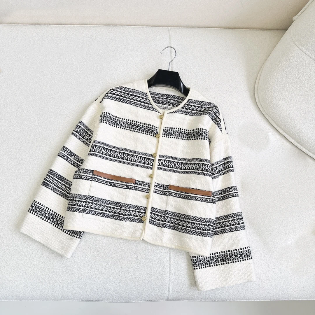 Jacket Round neck single-breasted design Fashionable temperament Slim and thin Soft and comfortable 2023 autumn women's new hot
Jacket Round neck single-breasted design Fashionable temperament Slim and thin Soft and comfortable 2023 autumn women's new hot