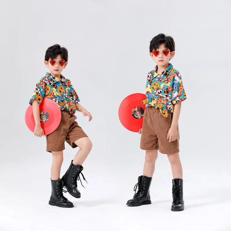 7080s Boys Retro Hong Kong Style Trendy Children's Mold Card Art Photo Cover Wind Catwalk Performance Children's Studio Theme 
7080s Boys Retro Hong Kong Style Trendy Children's Mold Card Art Photo Cover Wind Catwalk Performance Children's Studio Theme