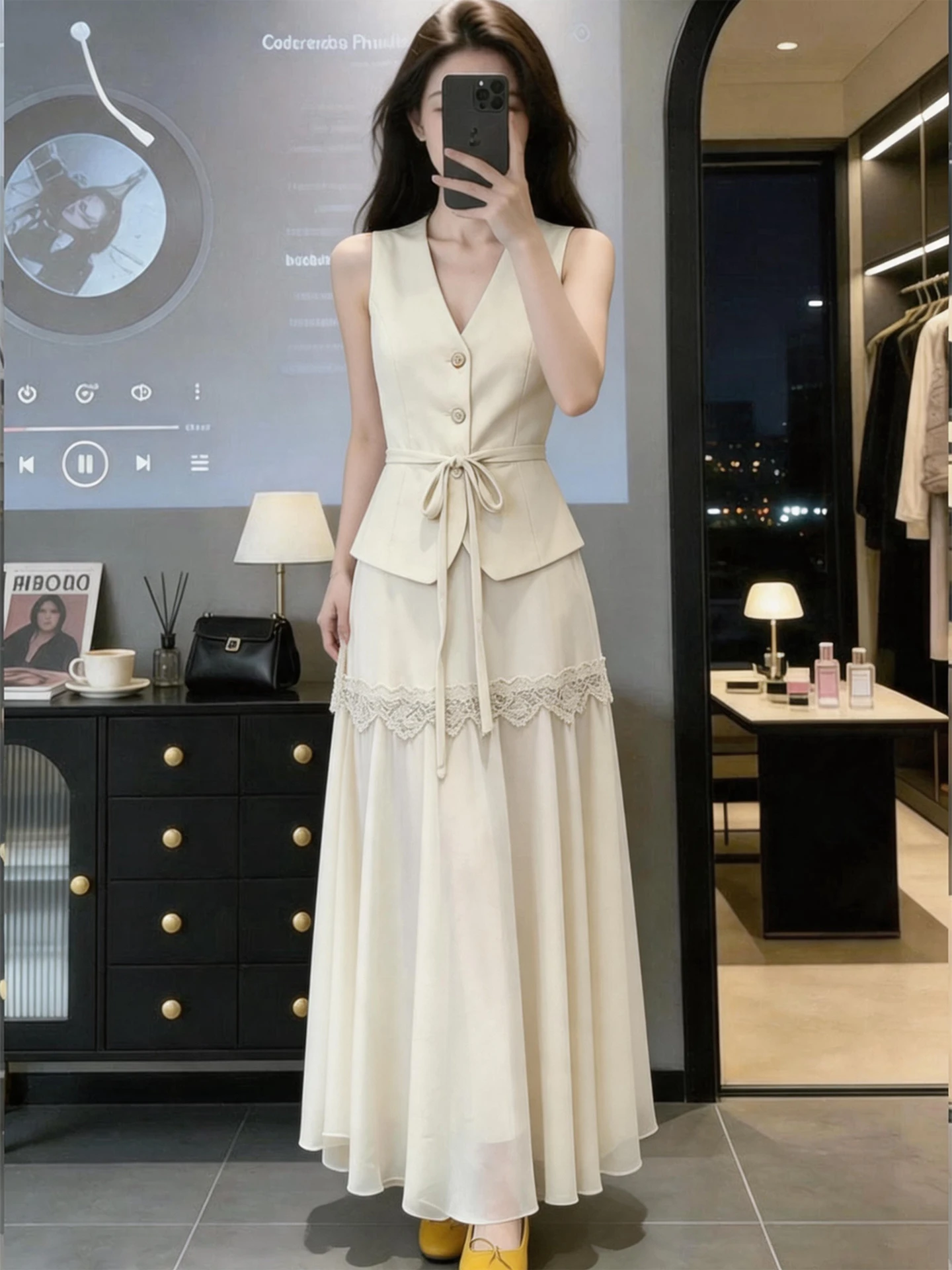 Retro Lace High Waist Vest Set Women's Summer Fashion Casual Outfit Two-Piece V-Neck Tank Top And Skirt Ensemble
Retro Lace High Waist Vest Set Women's Summer Fashion Casual Outfit Two-Piece V-Neck Tank Top And Skirt Ensemble