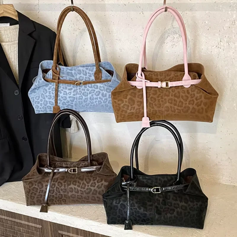 Women Leopard Print PU Leather Shoulder Handbag Retro Buckle Design Large Capacity Tote Bag Short Handle Purse Fashion Bag
Women Leopard Print PU Leather Shoulder Handbag Retro Buckle Design Large Capacity Tote Bag Short Handle Purse Fashion Bag
