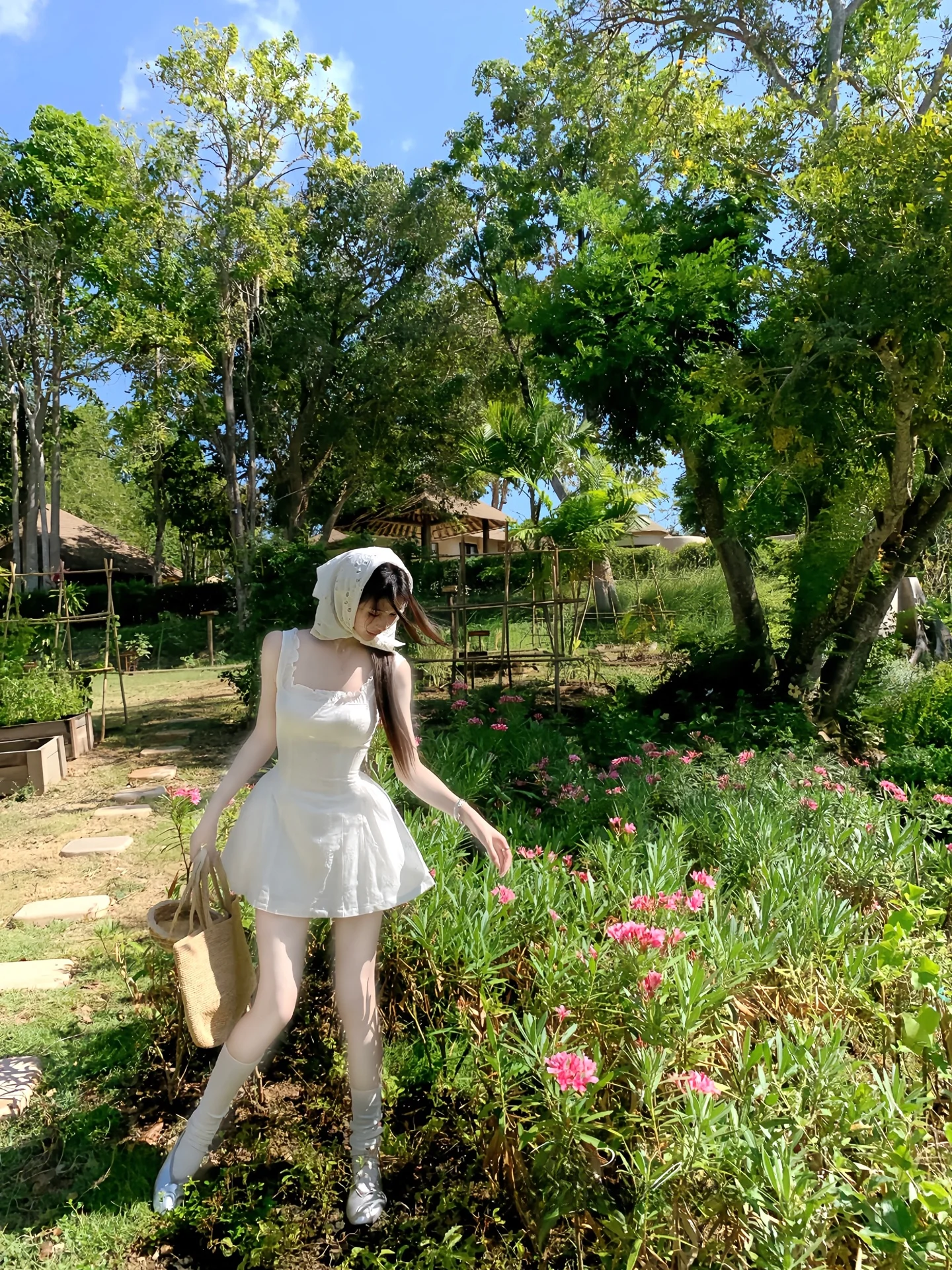 White Moonlight Embroidered Waist-Cinching Halter Dress Square Collar Sleeveless Cotton Spring Season Women's Fashion Dress
White Moonlight Embroidered Waist-Cinching Halter Dress Square Collar Sleeveless Cotton Spring Season Women's Fashion Dress