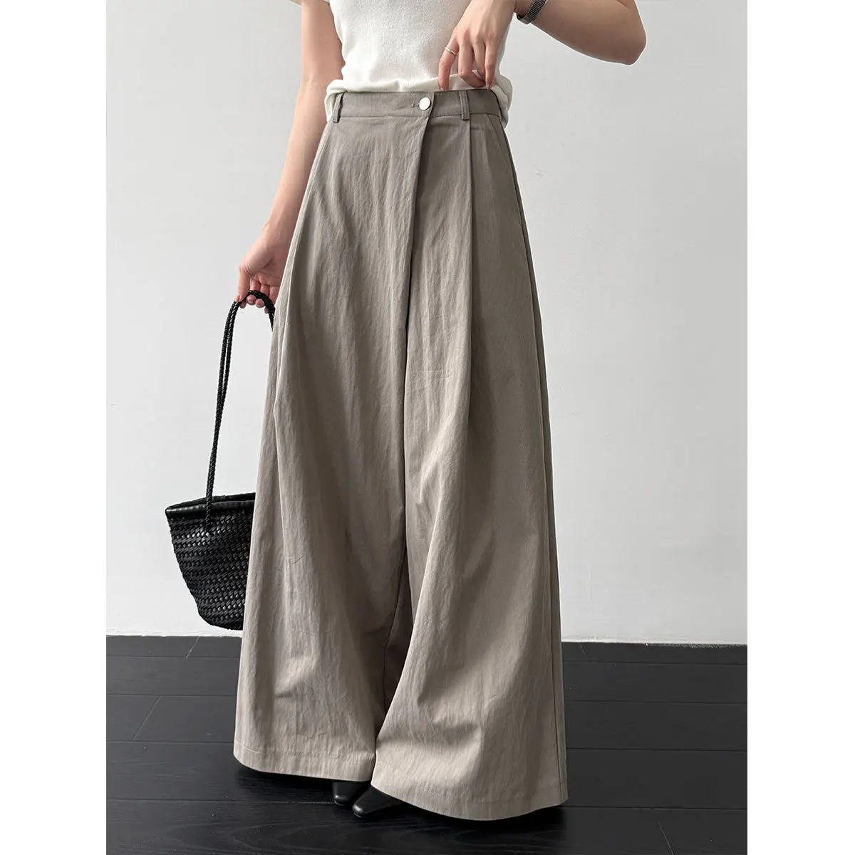 SuperAen Asymmetrical High-waisted Pleated Casual Loose Pants for Women New 2026 Summer Comfortable Design Long Wide-leg Pants
SuperAen Asymmetrical High-waisted Pleated Casual Loose Pants for Women New 2026 Summer Comfortable Design Long Wide-leg Pants